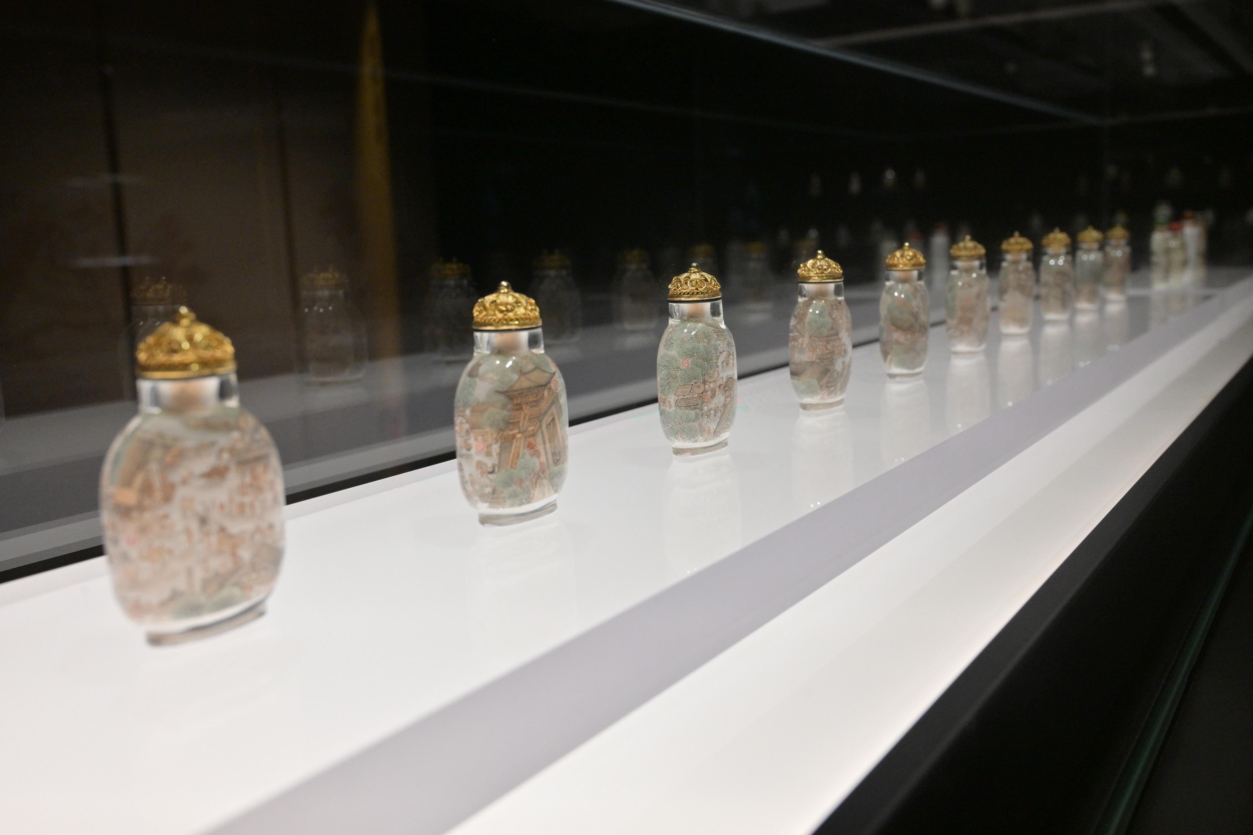 The opening ceremony of the "Art of Gifting: The Fuyun Xuan Collection of Chinese Snuff Bottles" exhibition and donation ceremony was held today (April 11) at the Hong Kong Museum of Art. Photo shows snuff bottles inside-painted with "Along the River during Qingming Festival".
