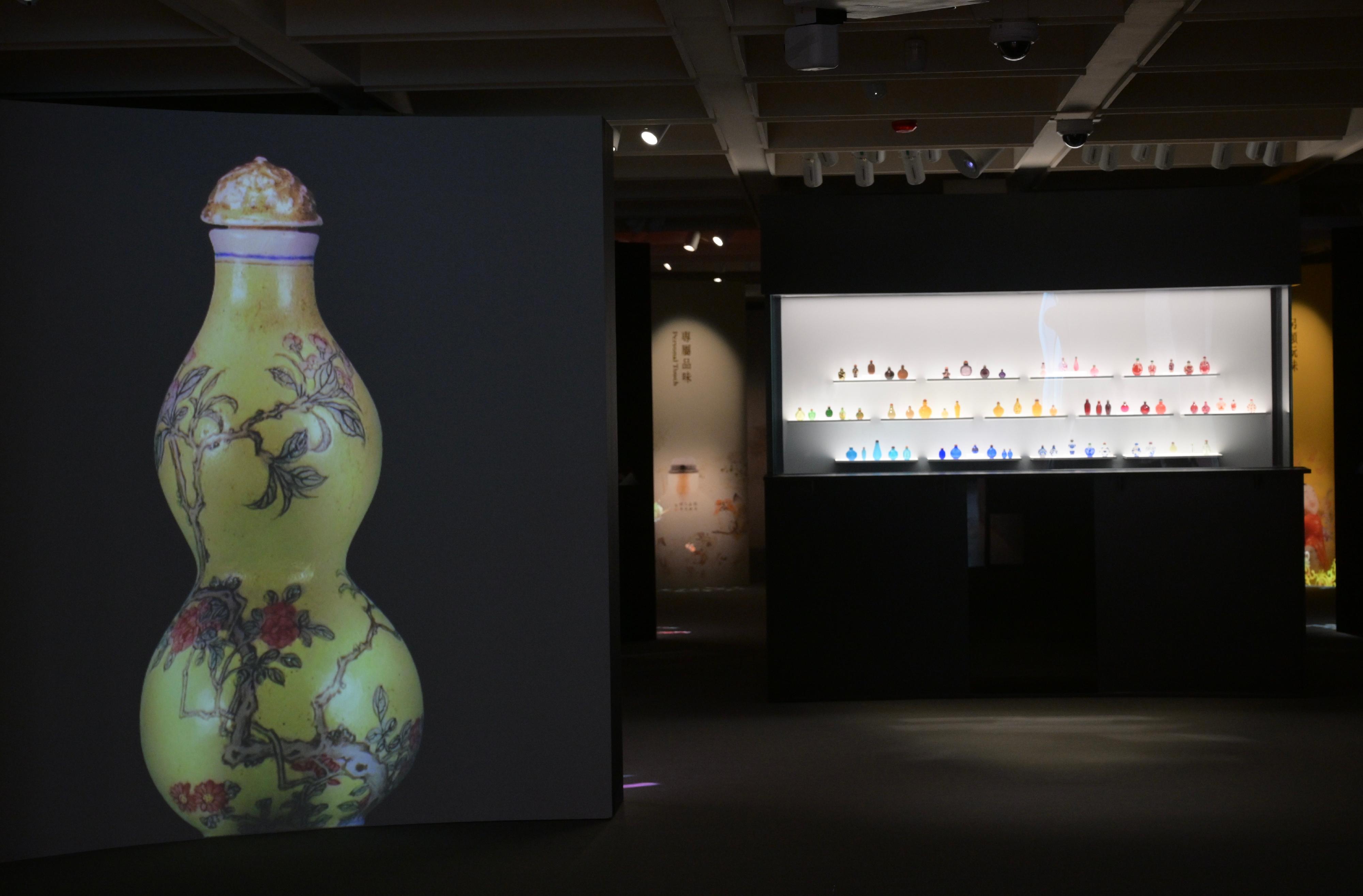 The opening ceremony of the "Art of Gifting: The Fuyun Xuan Collection of Chinese Snuff Bottles" exhibition and donation ceremony was held today (April 11) at the Hong Kong Museum of Art. Photo shows a large-scale projection in the exhibition that showcases the intricate details and exquisite artistry of the snuff bottles.