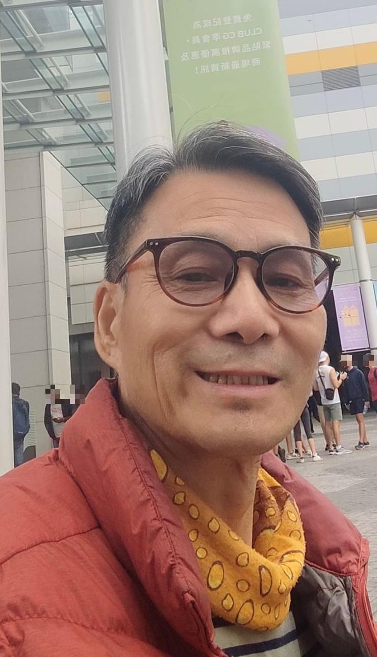 Yeung Tin-yeung, aged 62, is about 1.7 metres tall and of thin build. He has a pointed face with yellow complexion and short black and white hair. He was last seen wearing a light orange shirt, black trousers, slippers and carrying a black walking stick.