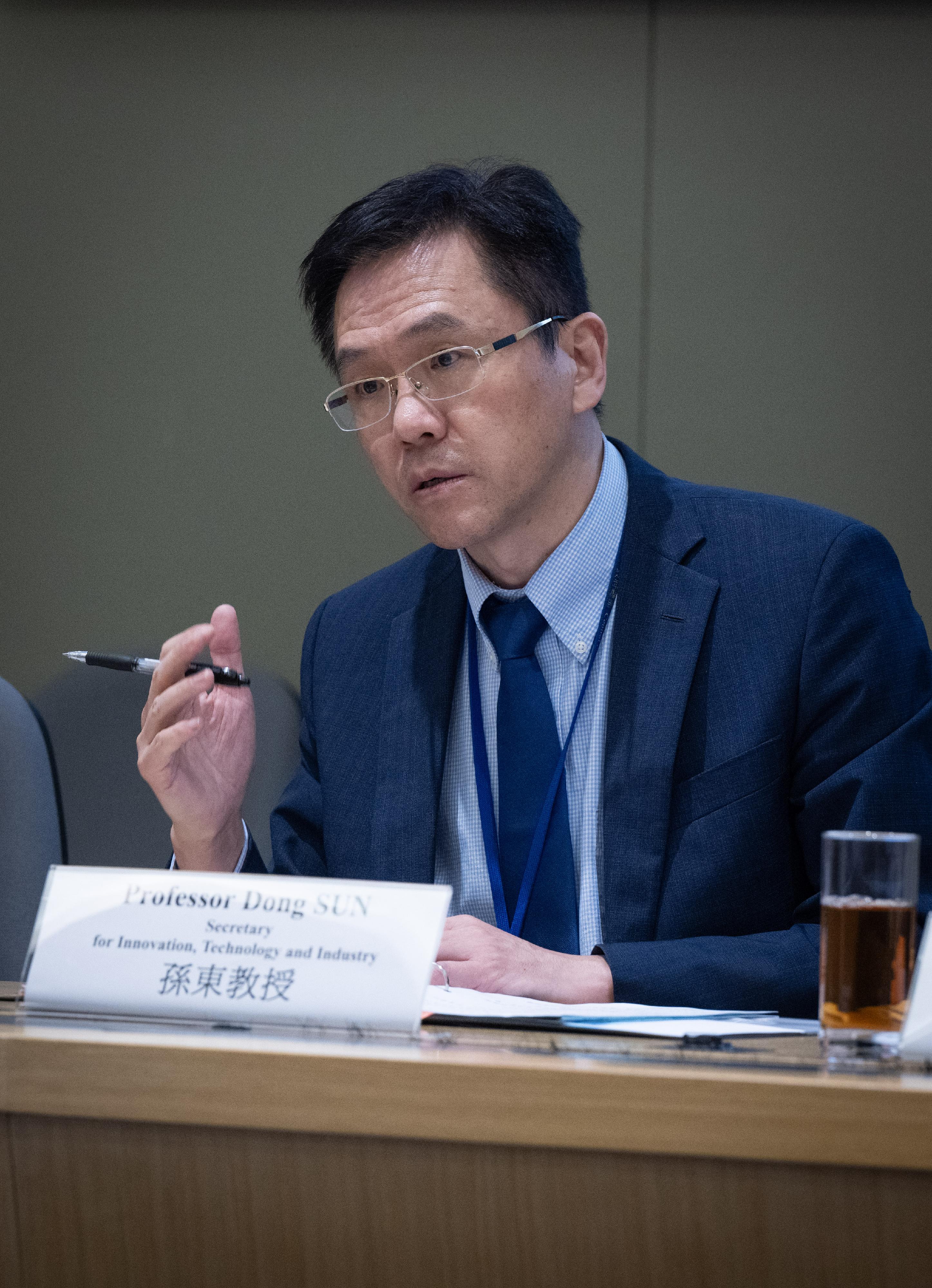 The Secretary for Innovation, Technology and Industry, Professor Sun Dong, speaks at the fourth meeting of the Committee on Innovation, Technology and Industry Development today (April 11).