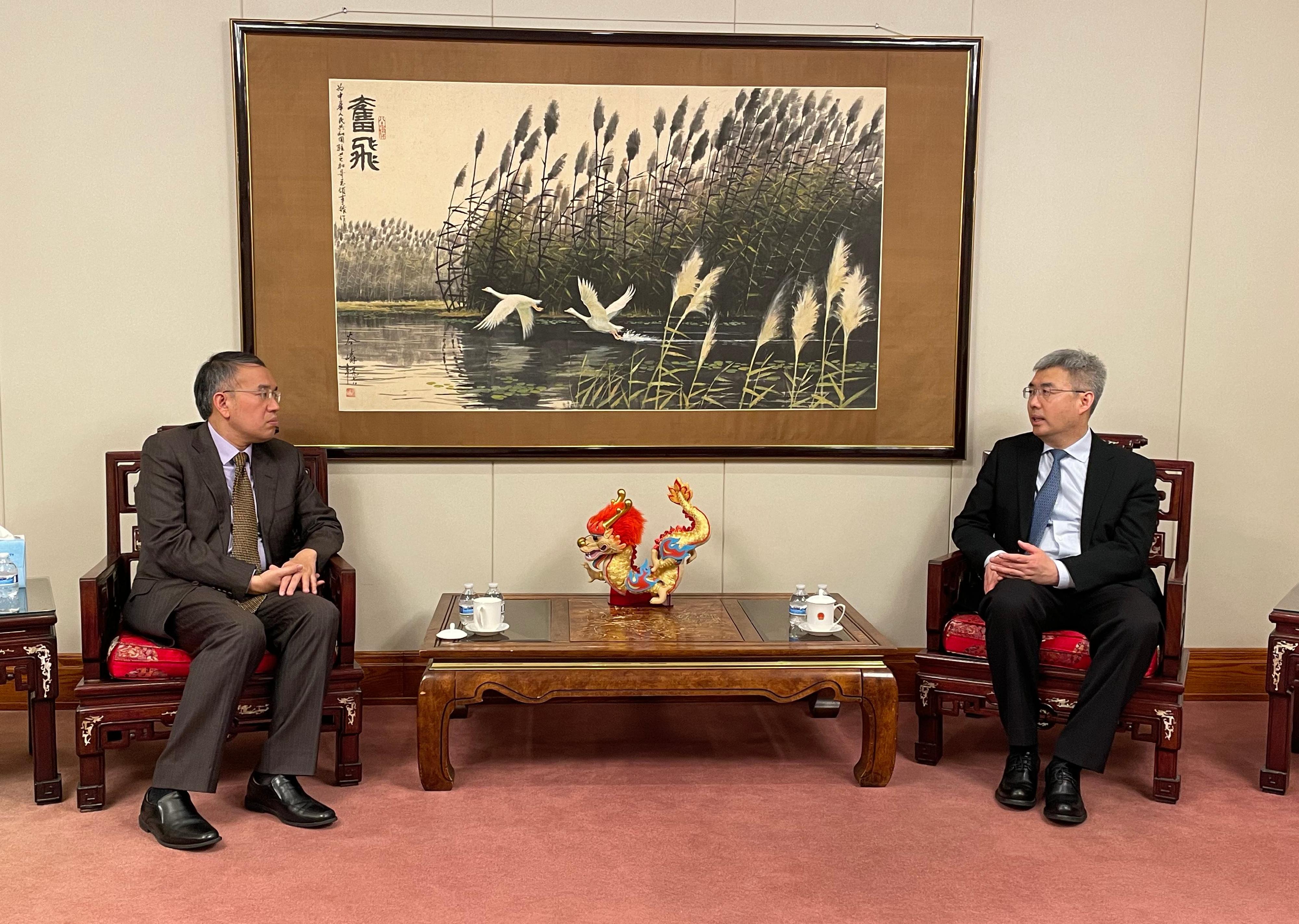 The Secretary for Financial Services and the Treasury, Mr Christopher Hui, yesterday (April 11, Chicago time) continued his visit to the United States. Photo shows Mr Hui (left) paying a courtesy call to the Chinese Consul General in Chicago, Mr Zhao Jian (right).
