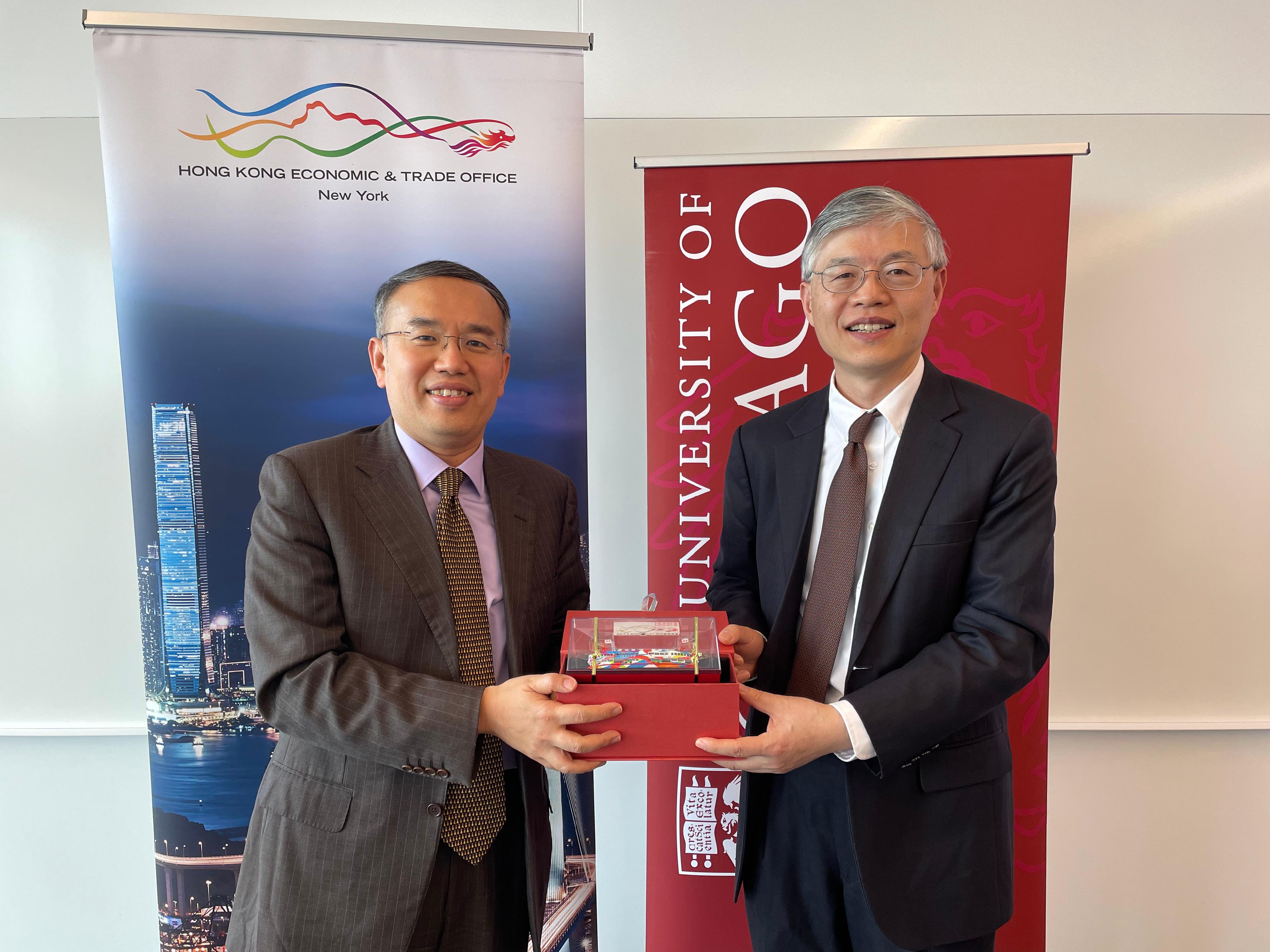 The Secretary for Financial Services and the Treasury, Mr Christopher Hui, yesterday (April 11, Chicago time) continued his visit to the United States. Photo shows Mr Hui (left) presenting a souvenir to the William Claude Reavis Professor, Department of Political Science of the University of Chicago, Professor Dali Yang (right).