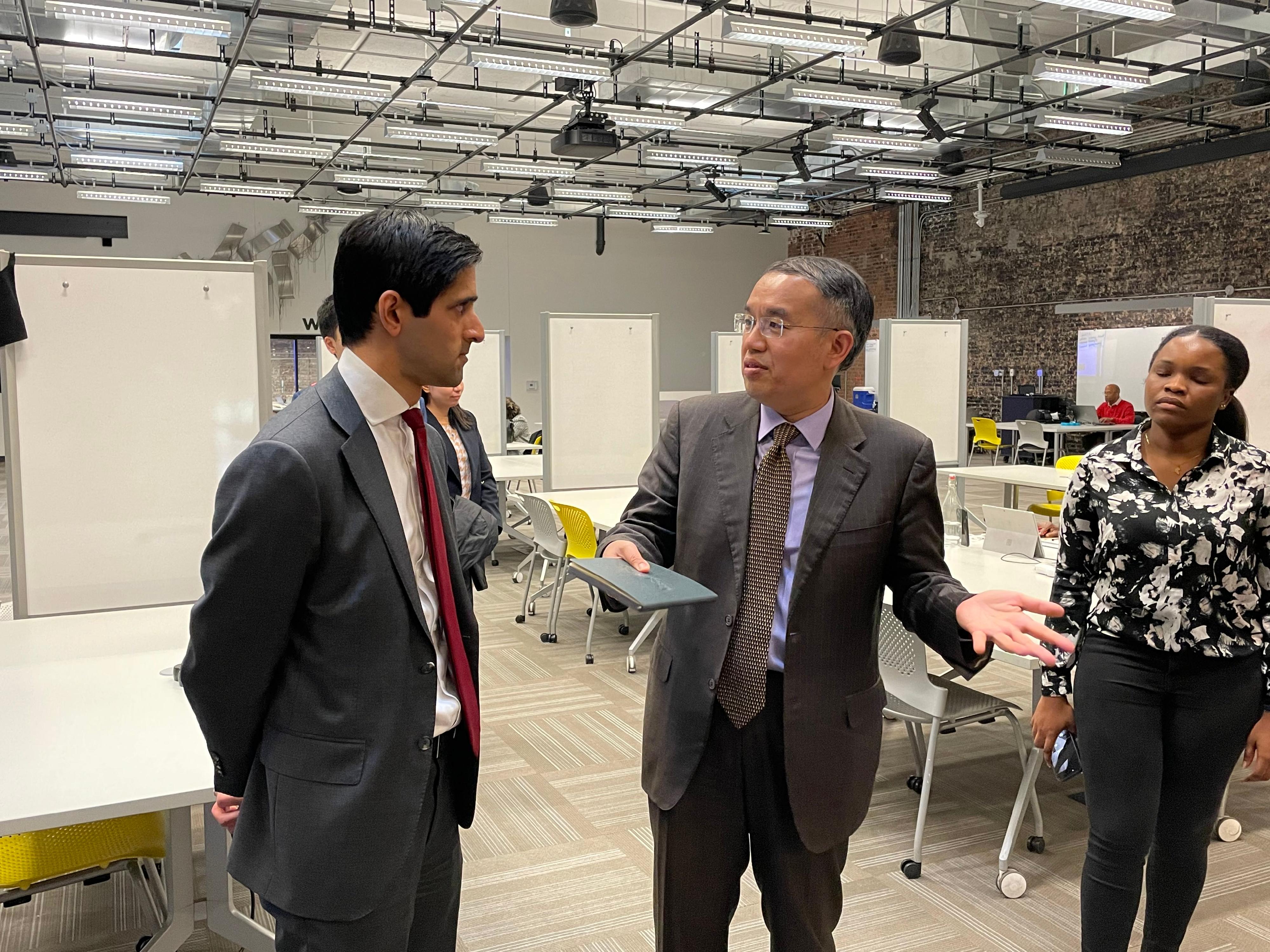 The Secretary for Financial Services and the Treasury, Mr Christopher Hui, yesterday (April 11, Chicago time) continued his visit to the United States. Photo shows Mr Hui (centre) touring the Polsky Center for Entrepreneurship and Innovation at Chicago Booth with the Managing Director of the center, Mr Samir Mayekar (left).