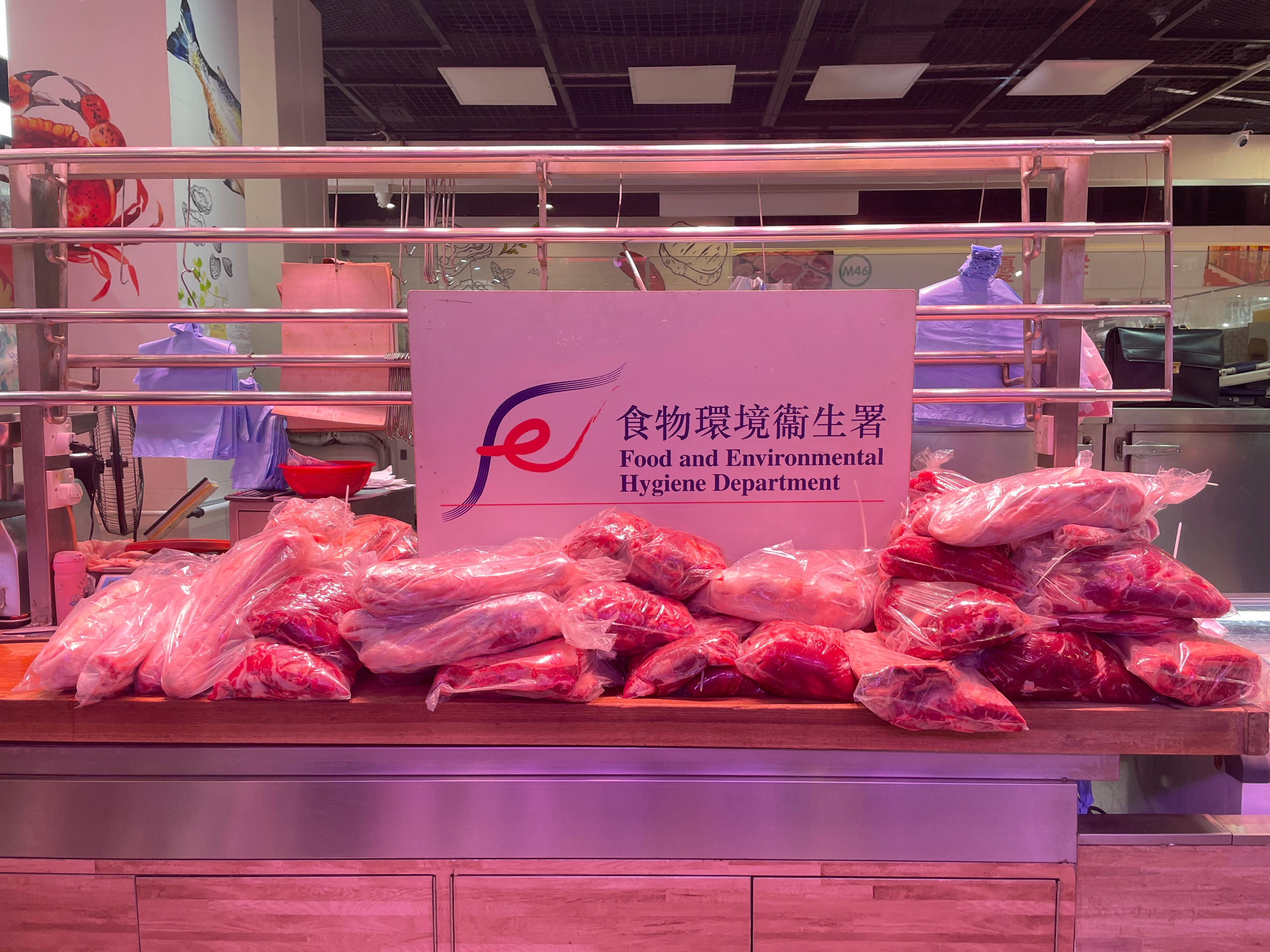 The Food and Environmental Hygiene Department (FEHD) has all along been committed to combating the sale of chilled or frozen meat disguised as fresh meat, and raided a licensed fresh provision shop in Sha Tin District suspected of selling frozen meat as fresh meat today (April 12). Photo shows some of the meat seized by FEHD officers during the operation.
