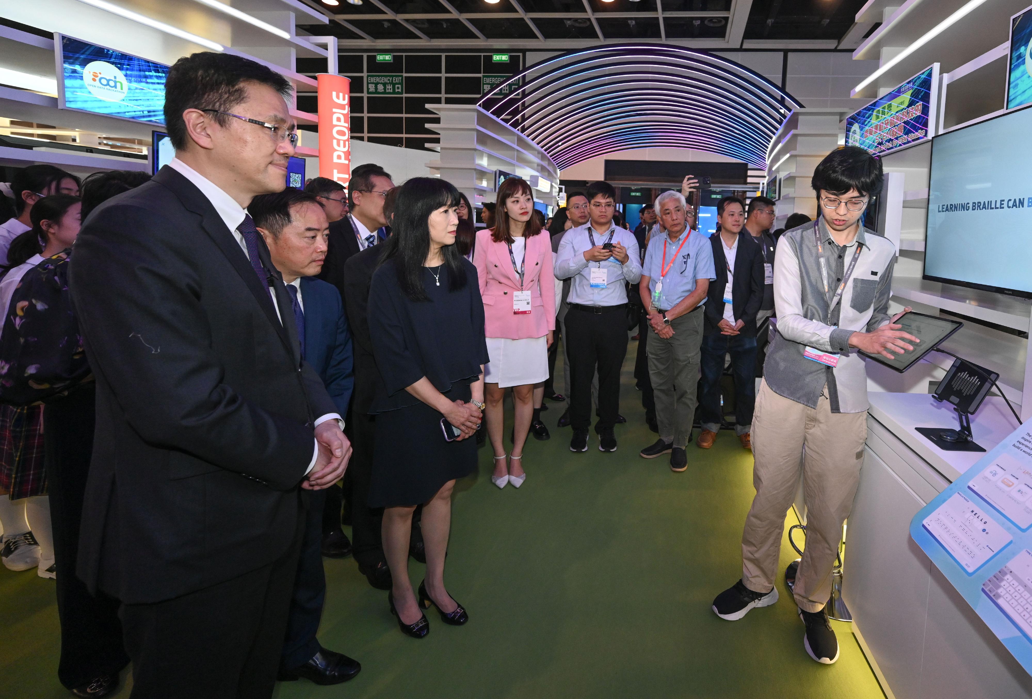 The Secretary for Innovation, Technology and Industry, Professor Sun Dong (first left), visited the "Smart Hong Kong Pavilion" at InnoEX today (April 13) and was briefed on the "Braille Learning App" project. Looking on are Under Secretary for Innovation, Technology and Industry, Ms Lillian Cheong (fourth left); the Government Chief Information Officer, Mr Tony Wong (second left); and the Executive Director of the Hong Kong Trade Development Council, Ms Margaret Fong (third left). The project was developed by a tertiary student who has also won the gold medal in the Guangzhou / Hong Kong / Macao / Chengdu Youth Skills Competition.