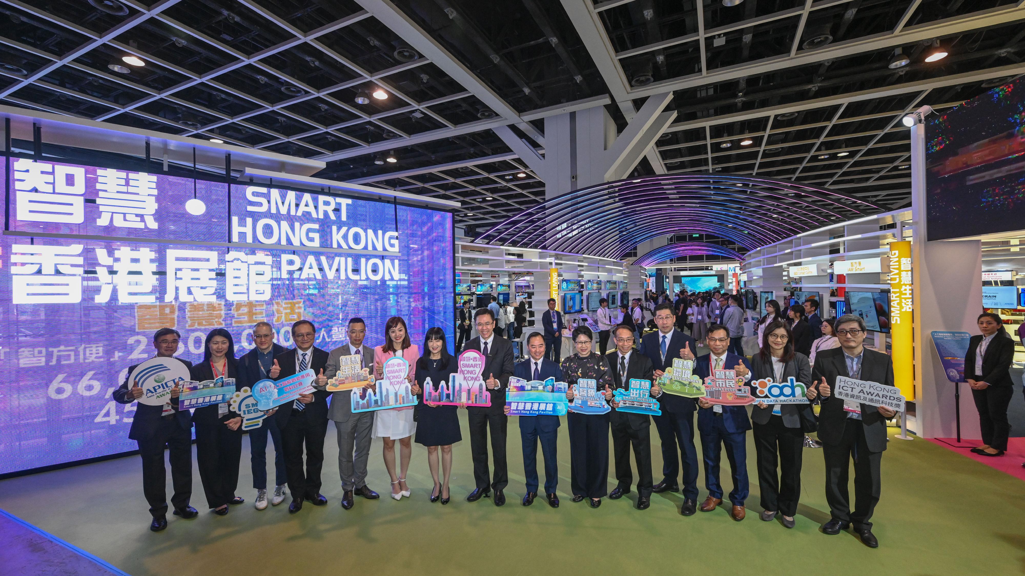 The Secretary for Innovation, Technology and Industry, Professor Sun Dong, visited the "Smart Hong Kong Pavilion" at InnoEX today (April 13). Professor Sun (centre) is pictured with the Under Secretary for Innovation, Technology and Industry, Ms Lillian Cheong (sixth left); the Government Chief Information Officer, Mr Tony Wong (seventh right); the Executive Director of the Hong Kong Trade Development Council, Ms Margaret Fong (seventh left); colleagues from the Office of the Government Chief Information Officer, and other guests.