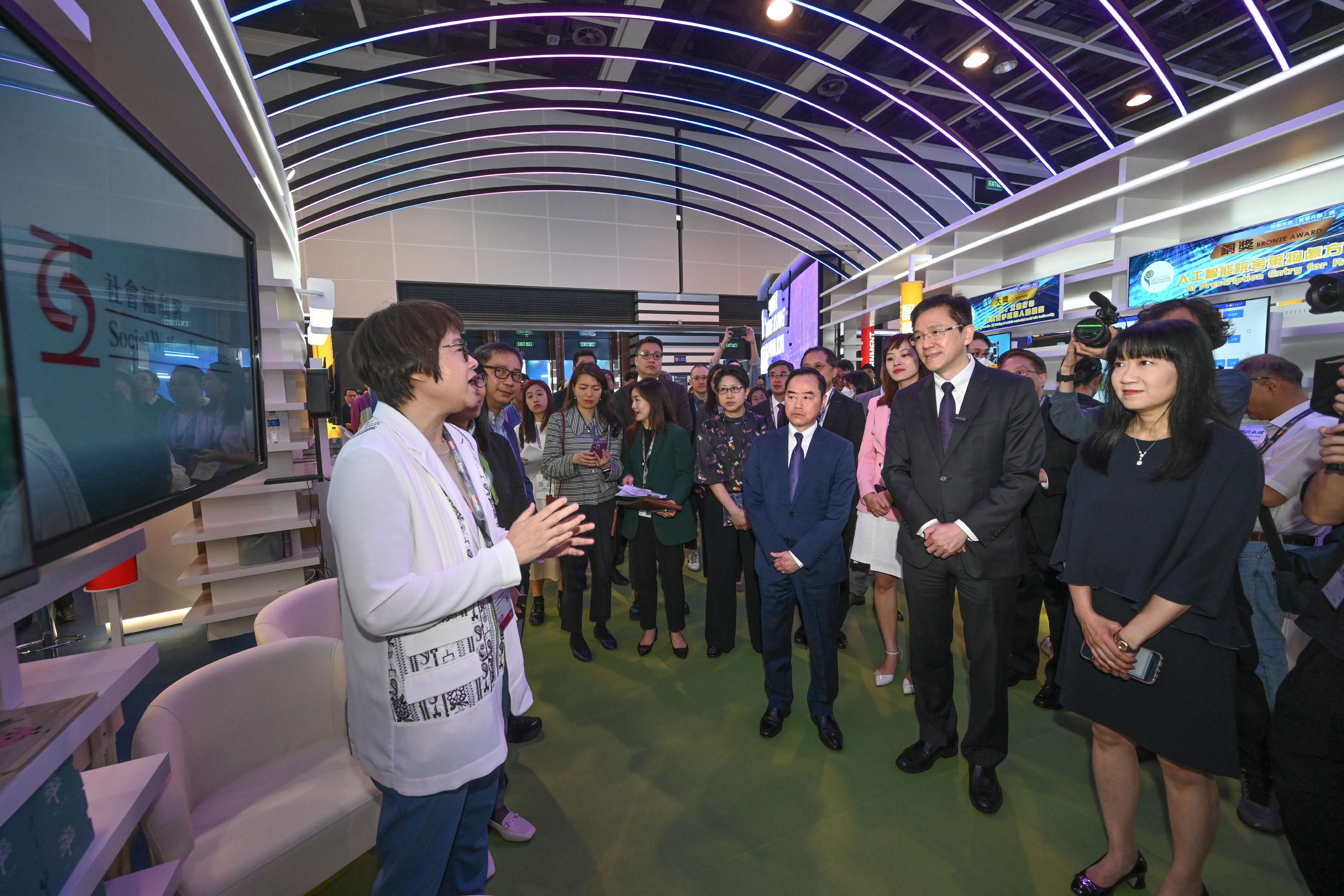 The Secretary for Innovation, Technology and Industry, Professor Sun Dong (second right), visited the "Smart Hong Kong Pavilion" at InnoEX today (April 13) and was briefed on the Social Welfare Department's "Enhancement of Psychological Trauma Treatment Protocol using Virtual Reality". Looking on are Under Secretary for Innovation, Technology and Industry, Ms Lillian Cheong (third right); the Government Chief Information Officer, Mr Tony Wong (fourth right); and the Executive Director of the Hong Kong Trade Development Council, Ms Margaret Fong (first right).