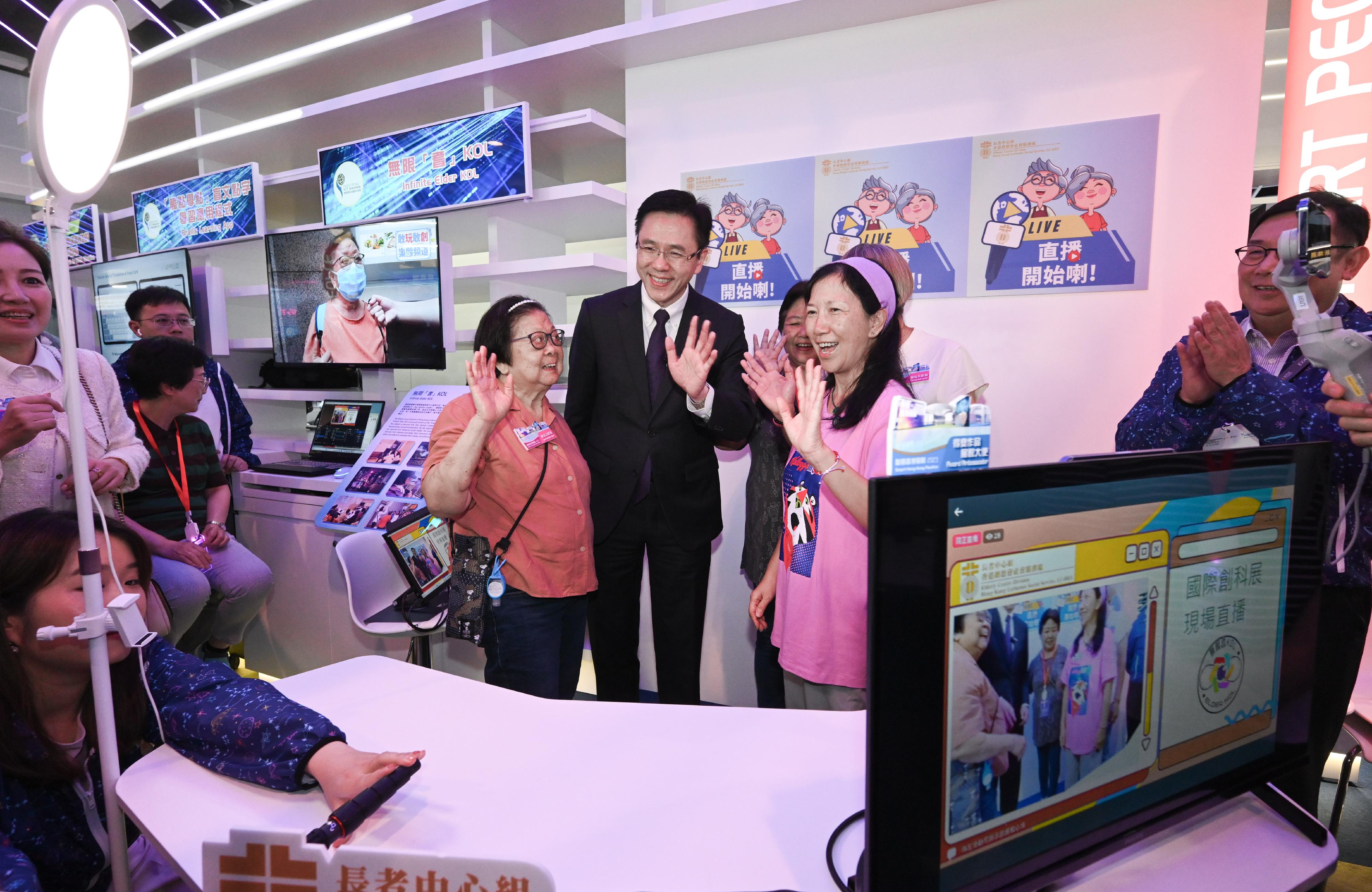 The Secretary for Innovation, Technology and Industry, Professor Sun Dong (centre), visited the "Smart Hong Kong Pavilion" at InnoEX today (April 13) and was briefed on the Hong Kong Lutheran Social Service Elderly Centre Division's "Infinite Elder KOL".
