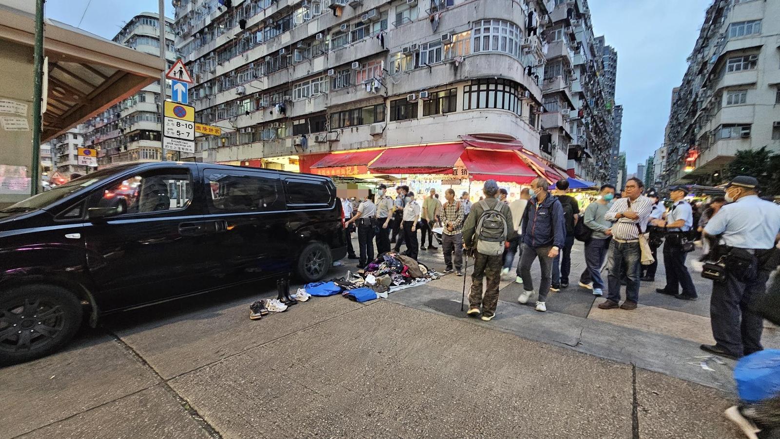 A spokesman for the Food and Environmental Hygiene Department (FEHD) said today (April 13) that the FEHD and the Hong Kong Police Force have conducted law enforcement operations in Sham Shui Po over the past few days to combat the increasingly rampant and suspected organised unlicensed hawking activities in the district, so as to keep streets clear of obstruction and maintain environment hygiene.