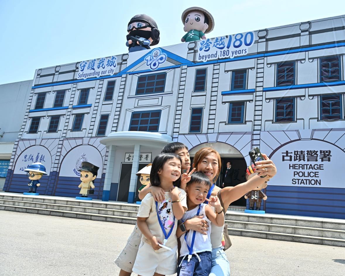 警務處今日（四月十三日）舉辦「全民國家安全教育日暨香港警隊180周年警察學院開放日」。圖示入場人士在展示警隊過去180年歷史的「古蹟警署」前拍照留念。