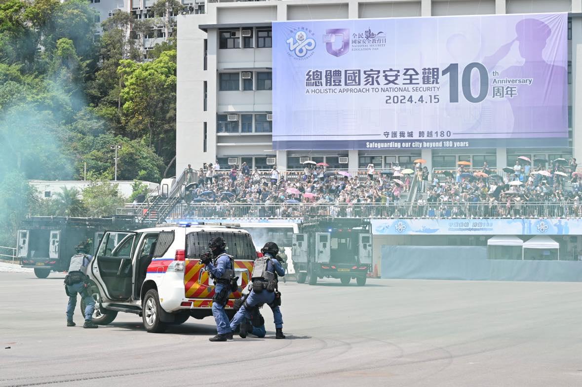 警務處今日（四月十三日）舉辦「全民國家安全教育日暨香港警隊180周年警察學院開放日」。圖示反恐特勤隊等隊伍進行反恐演練示範。