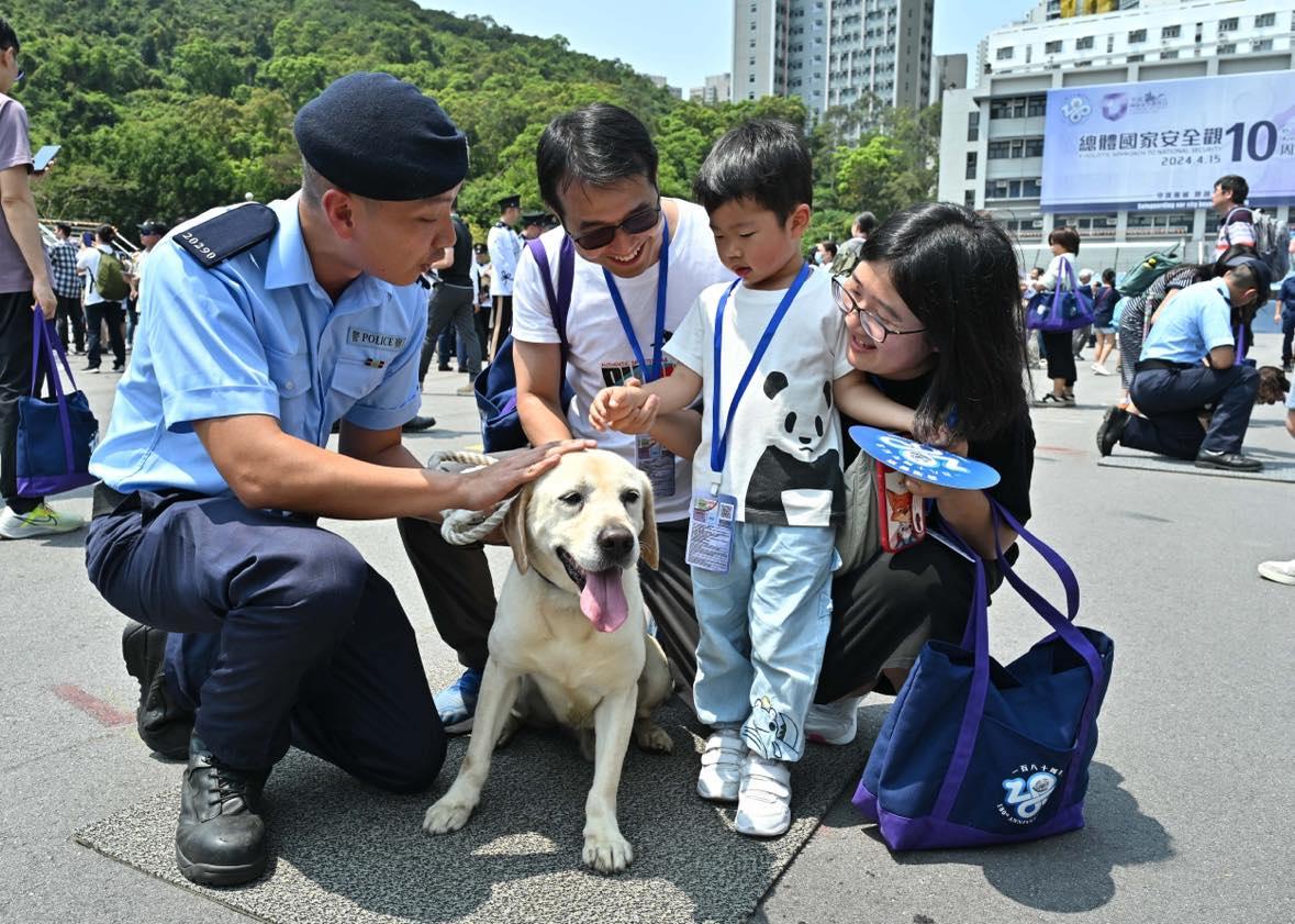 The Hong Kong Police Force held the “National Security Education Day cum Hong Kong Police Force 180th Anniversary Police College Open Day” today (April 13). Photo shows an officer from the Police Dog Unit introducing their work to the visitors.