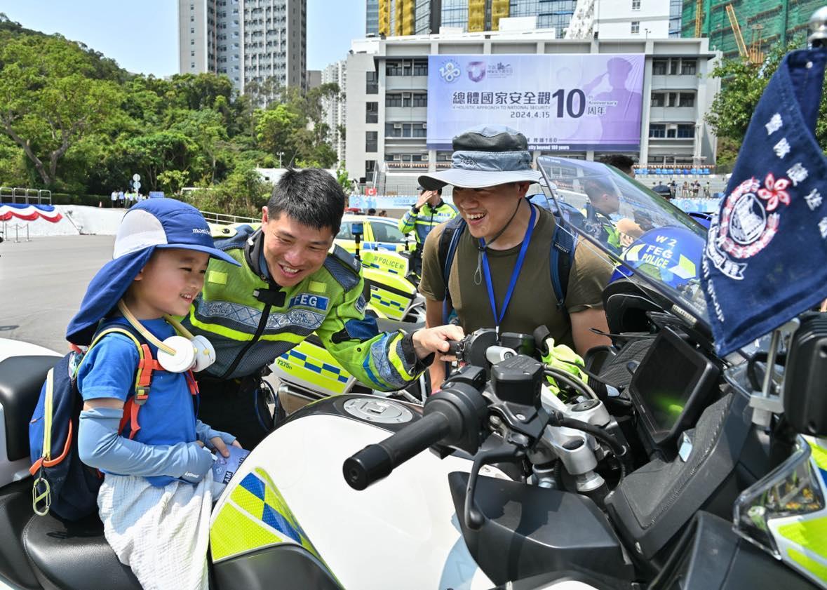 The Hong Kong Police Force held the “National Security Education Day cum Hong Kong Police Force 180th Anniversary Police College Open Day” today (April 13). Photo shows an officer from the Force Escort Group introducing their work to the visitors.