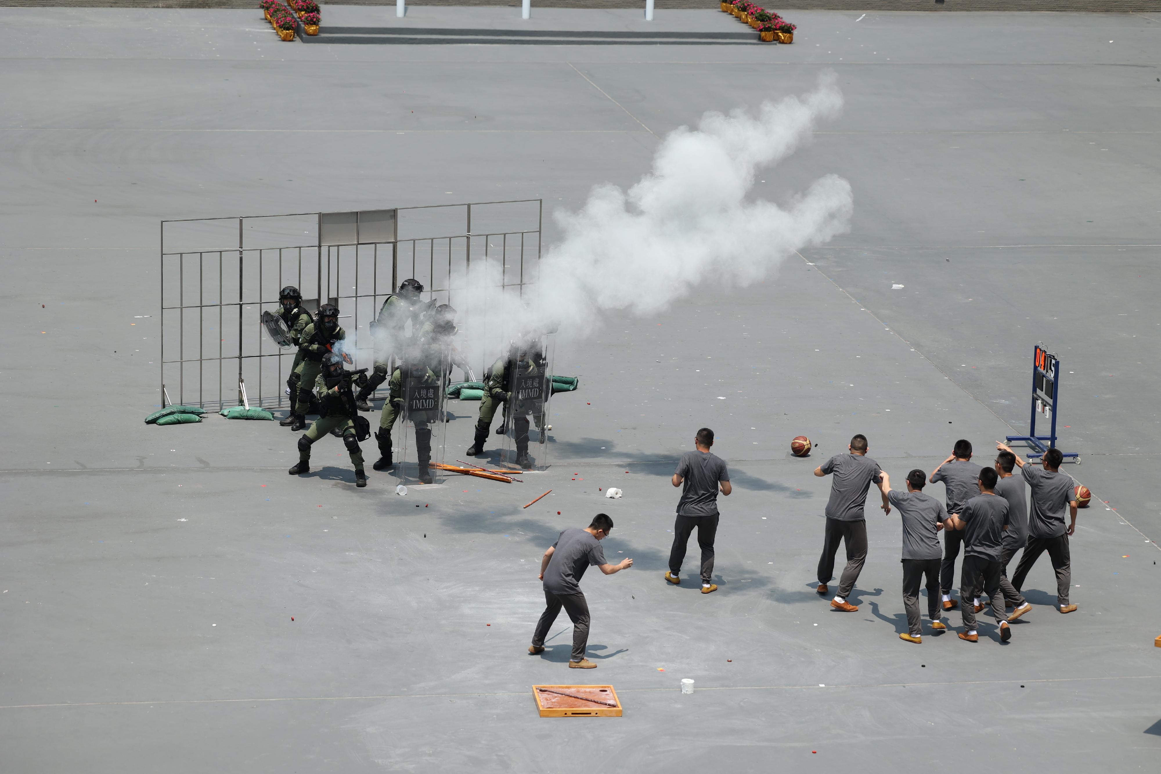 青山湾入境事务中心的紧急应变队今日（四月十三日）在为响应「全民国家安全教育日」举办的入境事务学院开放日进行枪械及战术演示。