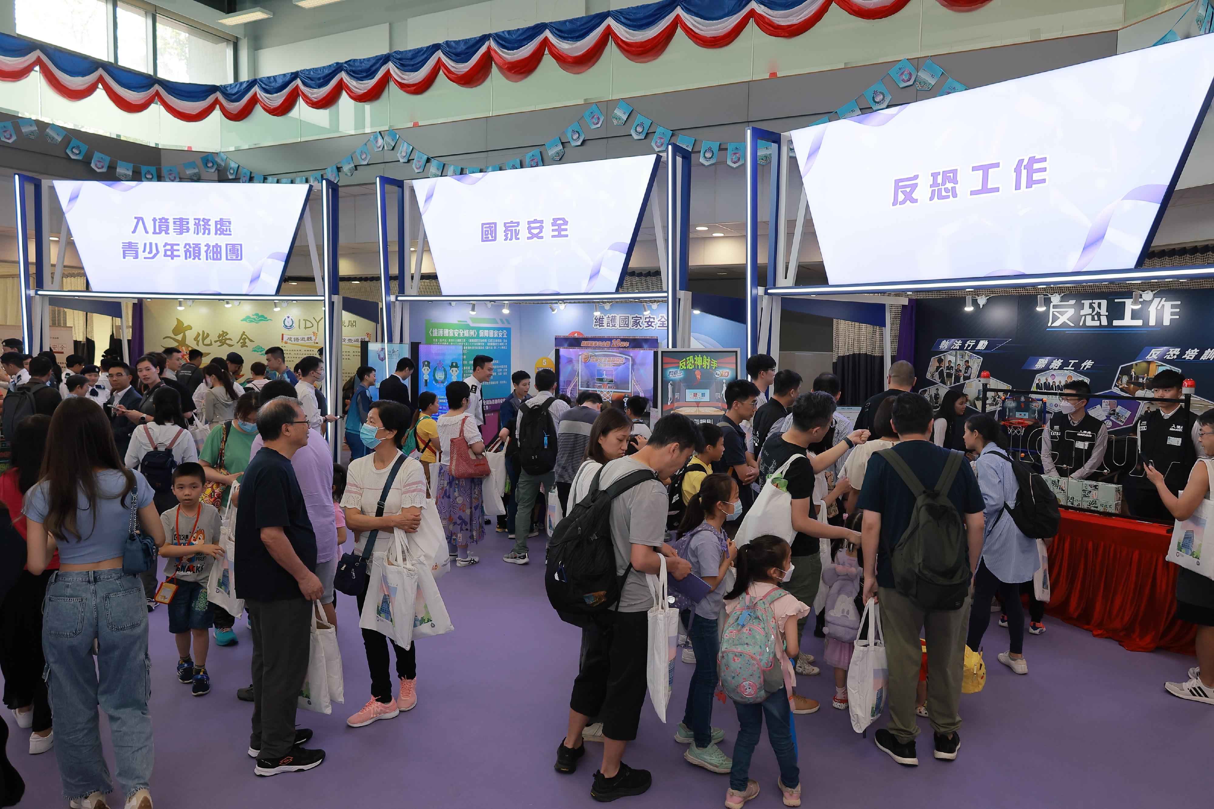 To support the National Security Education Day, the Immigration Service Institute of Training and Development held an open day today (April 13). Photo shows members of the public visiting an exhibition booth.