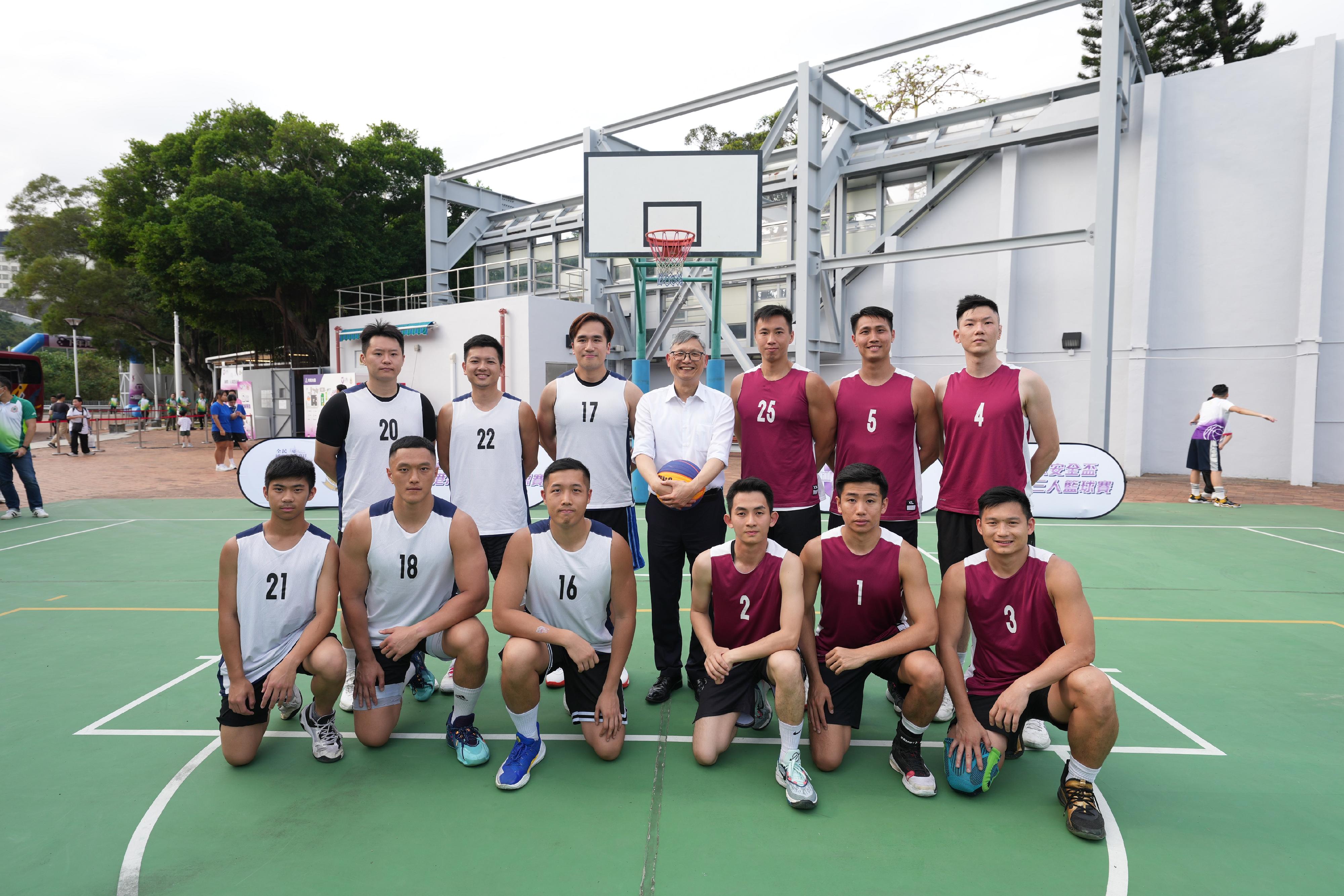 保安局副局长卓孝业（第二排中）今日（四月十四日）为在香港海关学院举行的国家安全杯三人篮球比赛决赛主持开球礼并为球员打气。
