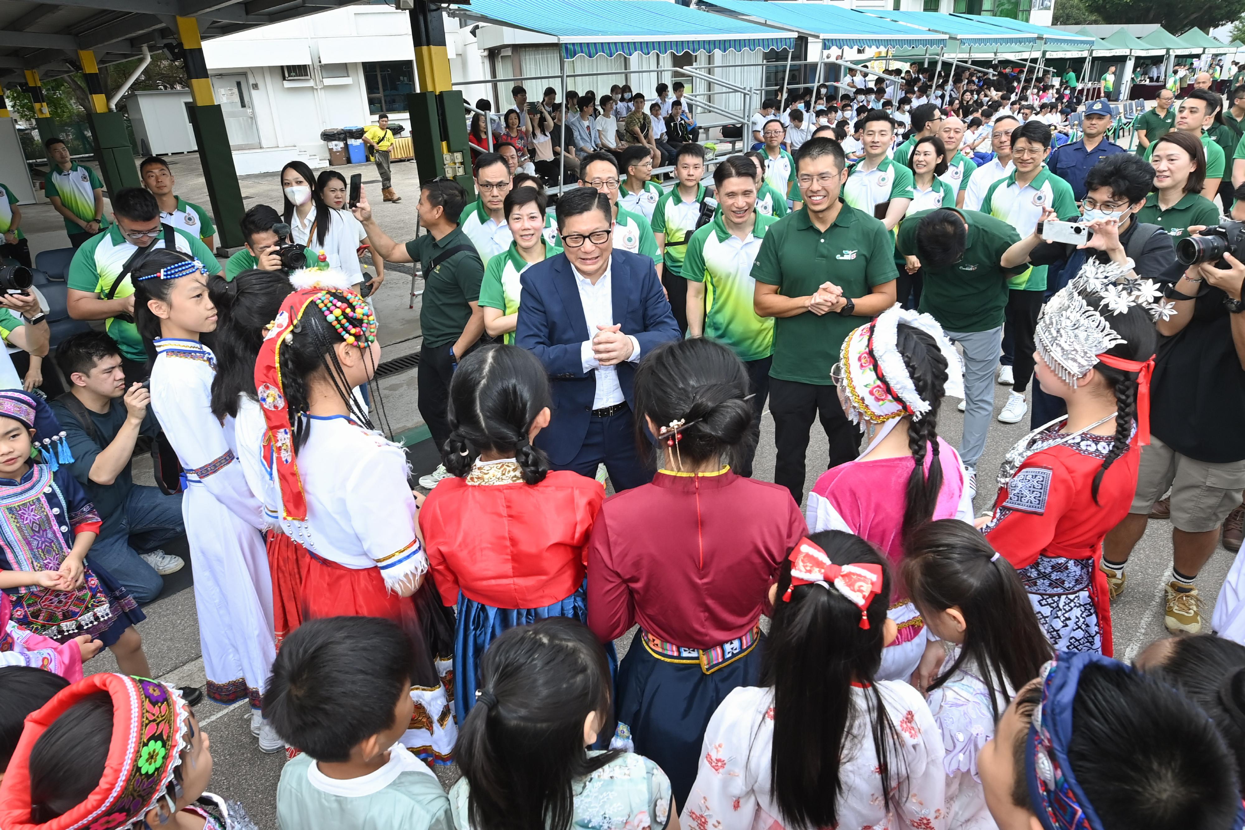 The Secretary for Security, Mr Tang Ping-keung (centre), today (April 14) visited the Hong Kong Customs College Open Day and talked to primary school students wearing costumes of different ethnic groups of the country. 