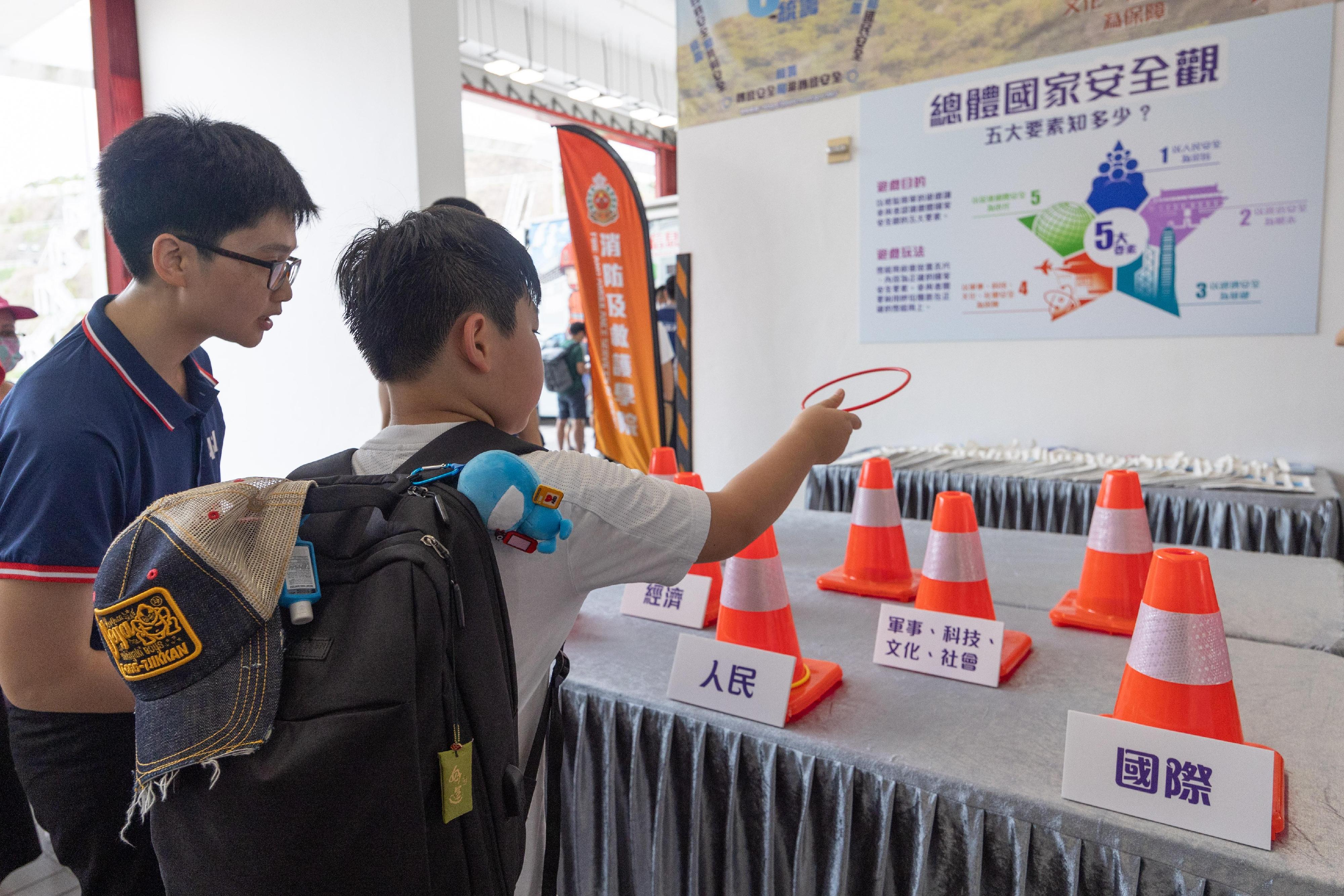 In response to and support of National Security Education Day, the Fire Services Department held an open day at the Fire and Ambulance Services Academy in Tseung Kwan O today (April 14). Photo shows a game booth on national security which enhances public understanding of the importance of national security through interactive engagement.