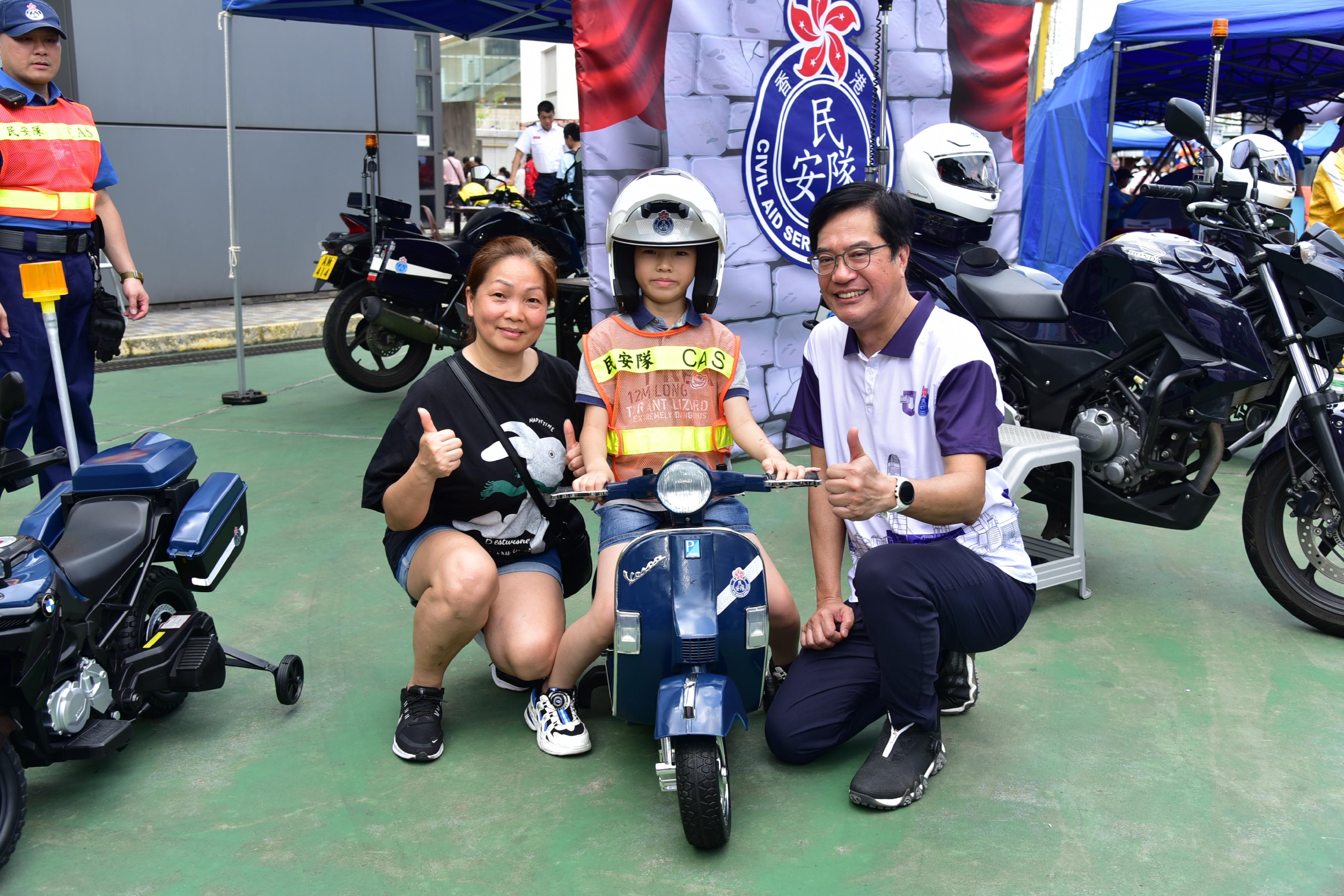 The Civil Aid Service held an open day at its headquarters today (April 14) to promote the National Security Education Day. Photo shows the Deputy Financial Secretary, Mr Michael Wong (first right), with members of the public and search and rescue vehicles.