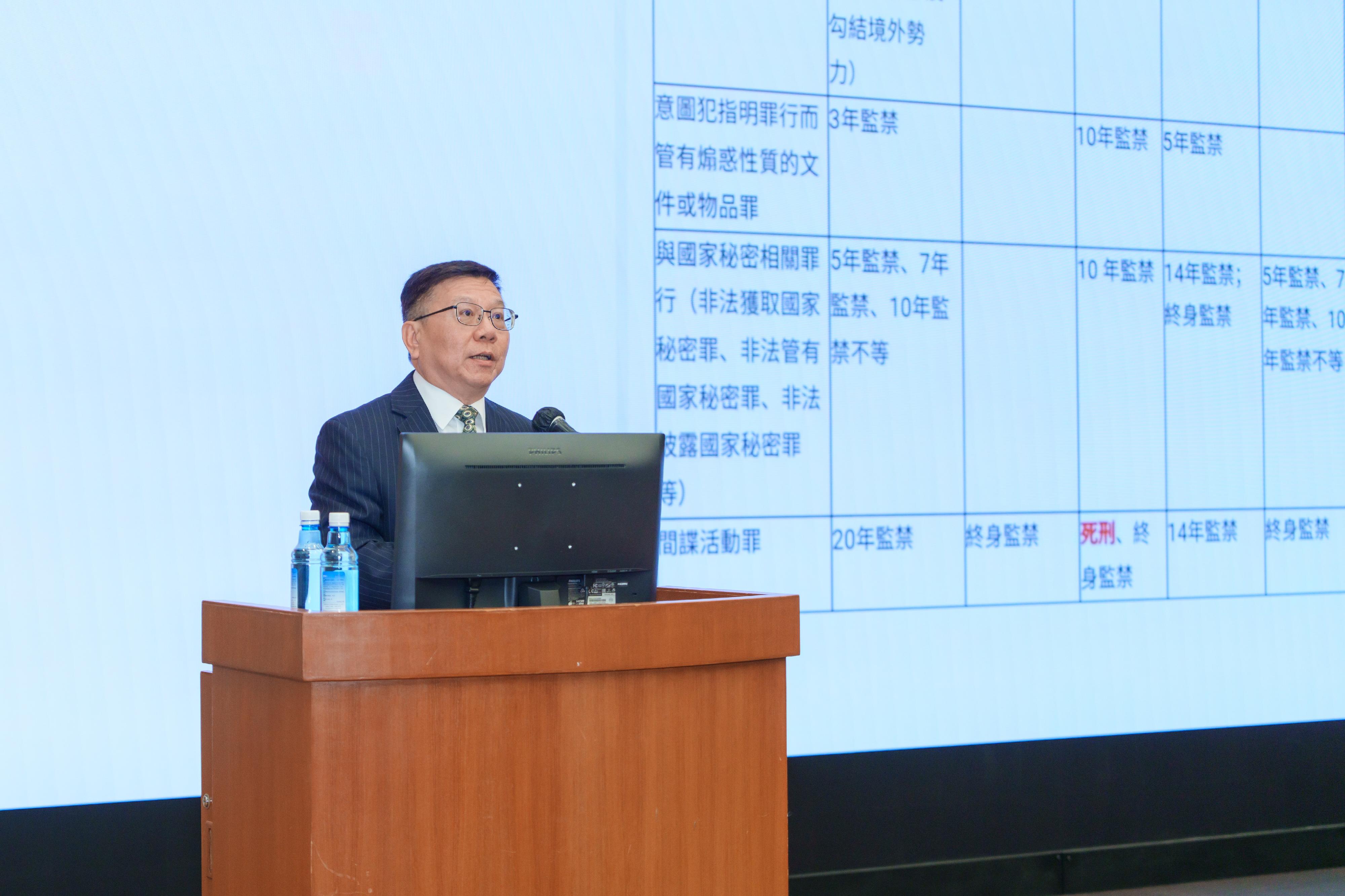 The Civil Aid Service held an open day at its headquarters today (April 14) to promote the National Security Education Day. Photo shows Professor Gu Min-kang from the Education University of Hong Kong sharing information on national security with members of the public.