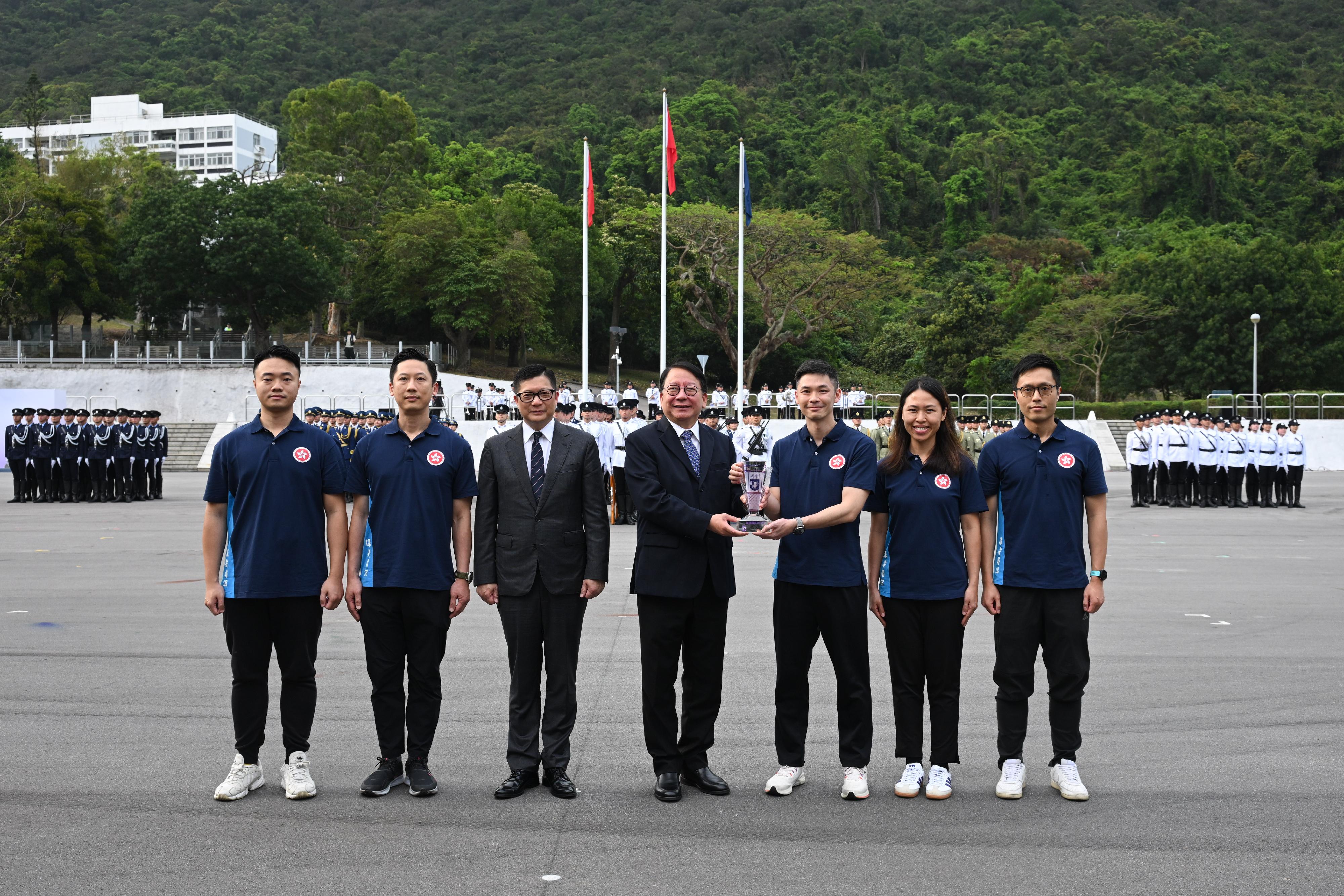 政務司司長陳國基（中）和保安局局長鄧炳強（左三）頒發「維護國家安全盃」獎盃。