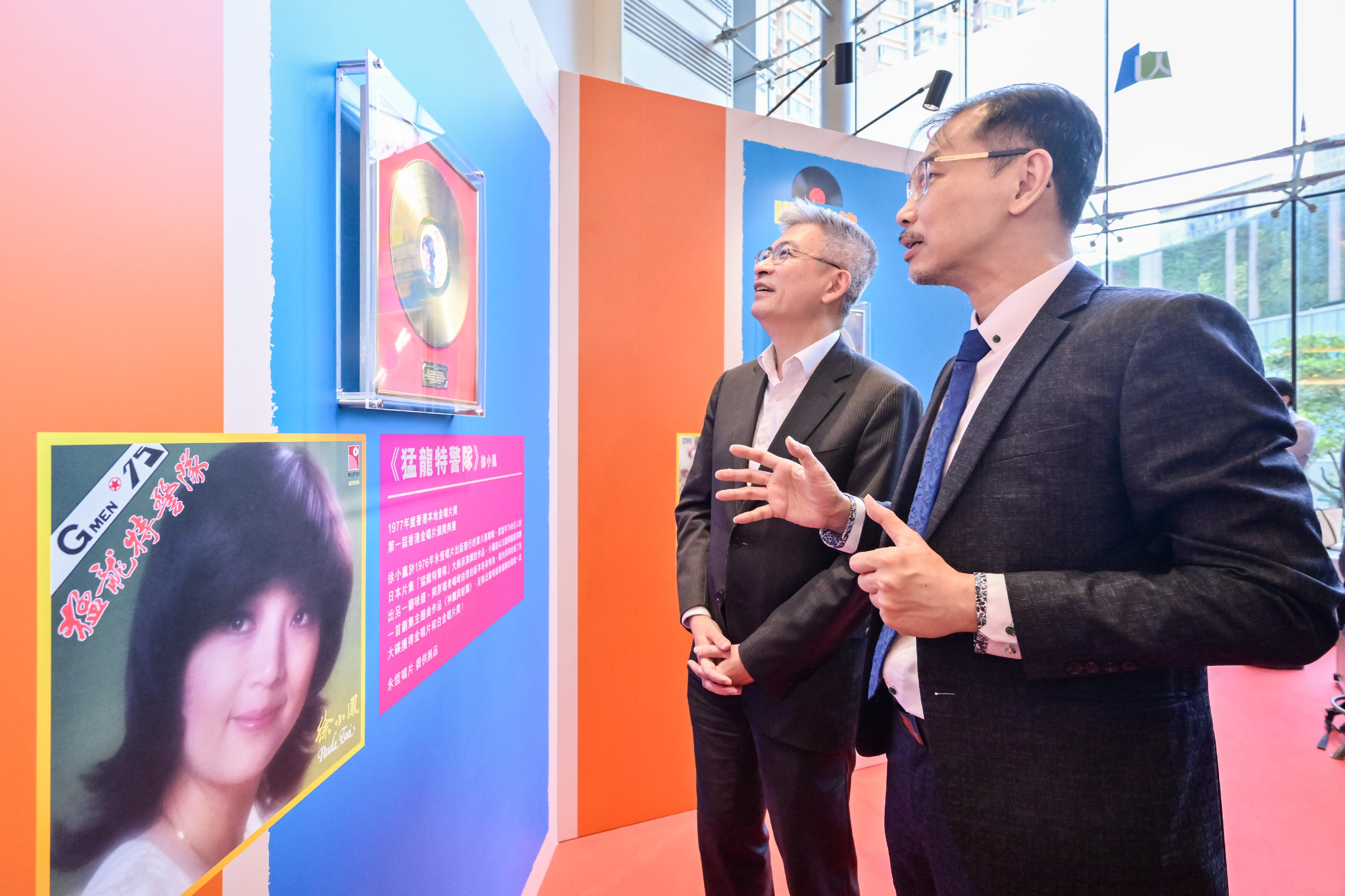 劉震（左）和香港唱片商會會長林錫堅參觀展覽。