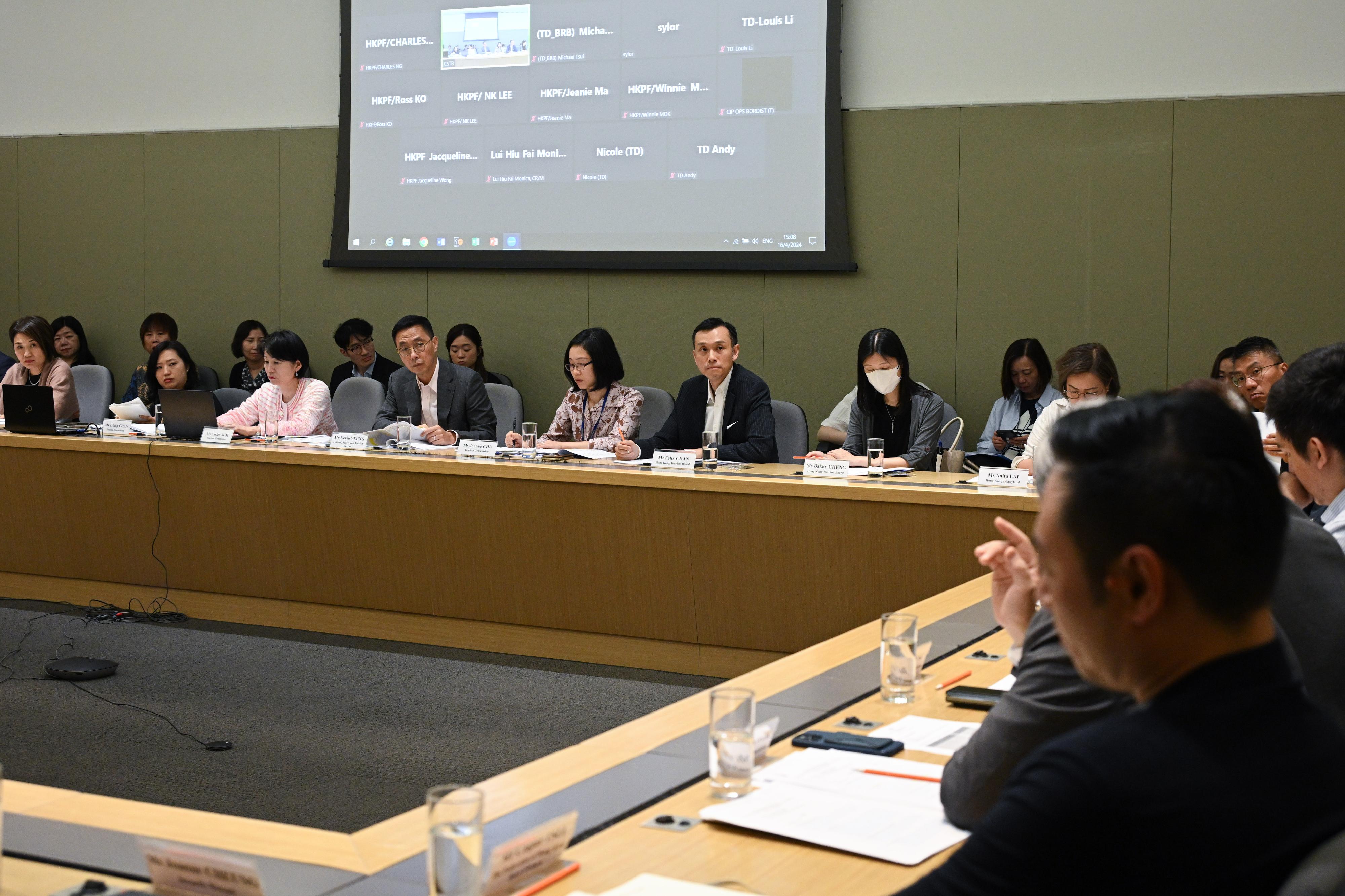 The Culture, Sports and Tourism Bureau convened a meeting today (April 16) to co-ordinate the preparations for visitor arrivals to Hong Kong during the Labour Day Golden Week of the Mainland, and discussed with representatives of various units the arrangements for visitor arrivals.