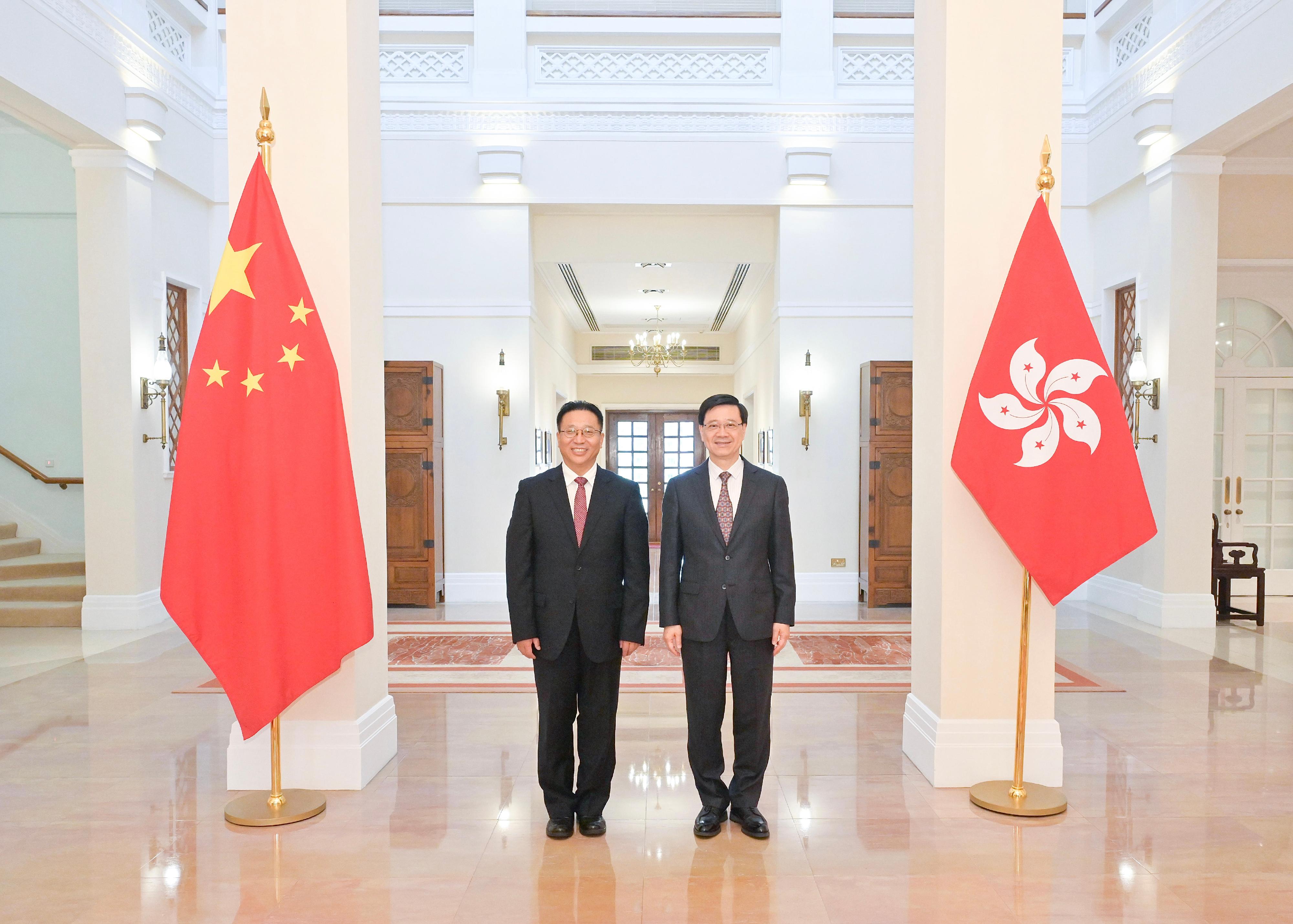 行政長官李家超（右）今日（四月十七日）在禮賓府與新任外交部駐香港特別行政區特派員公署特派員崔建春（左）會面。