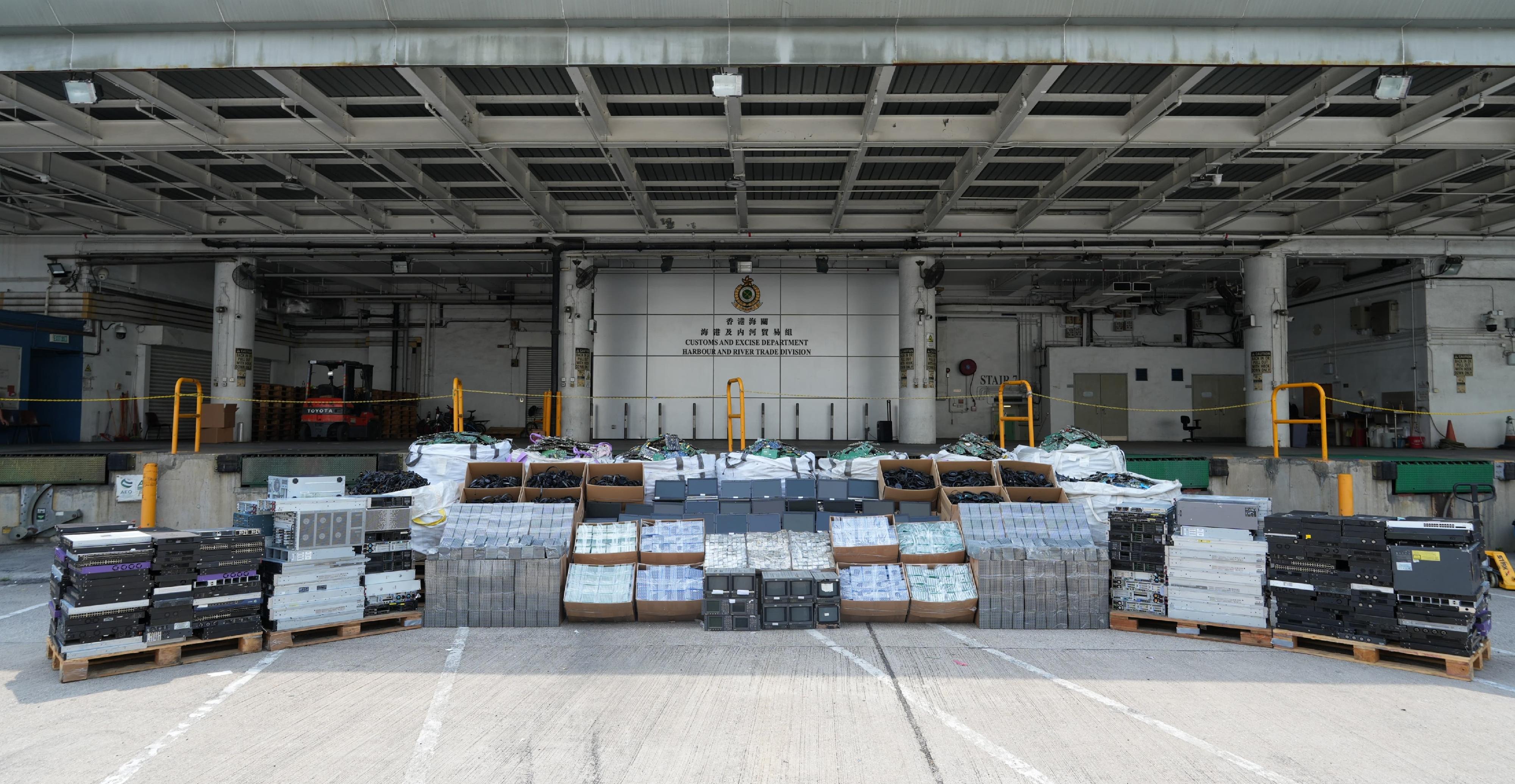 Hong Kong Customs on April 4 detected a suspected case of using an ocean-going vessel to smuggle goods to Malaysia at the Kwai Chung Container Terminals. A large batch of suspected smuggled goods, including integrated circuits, computer servers, routers, together with a batch of electronic waste, with a total estimated market value of about $100 million, was seized. Photo shows the suspected smuggled goods seized.