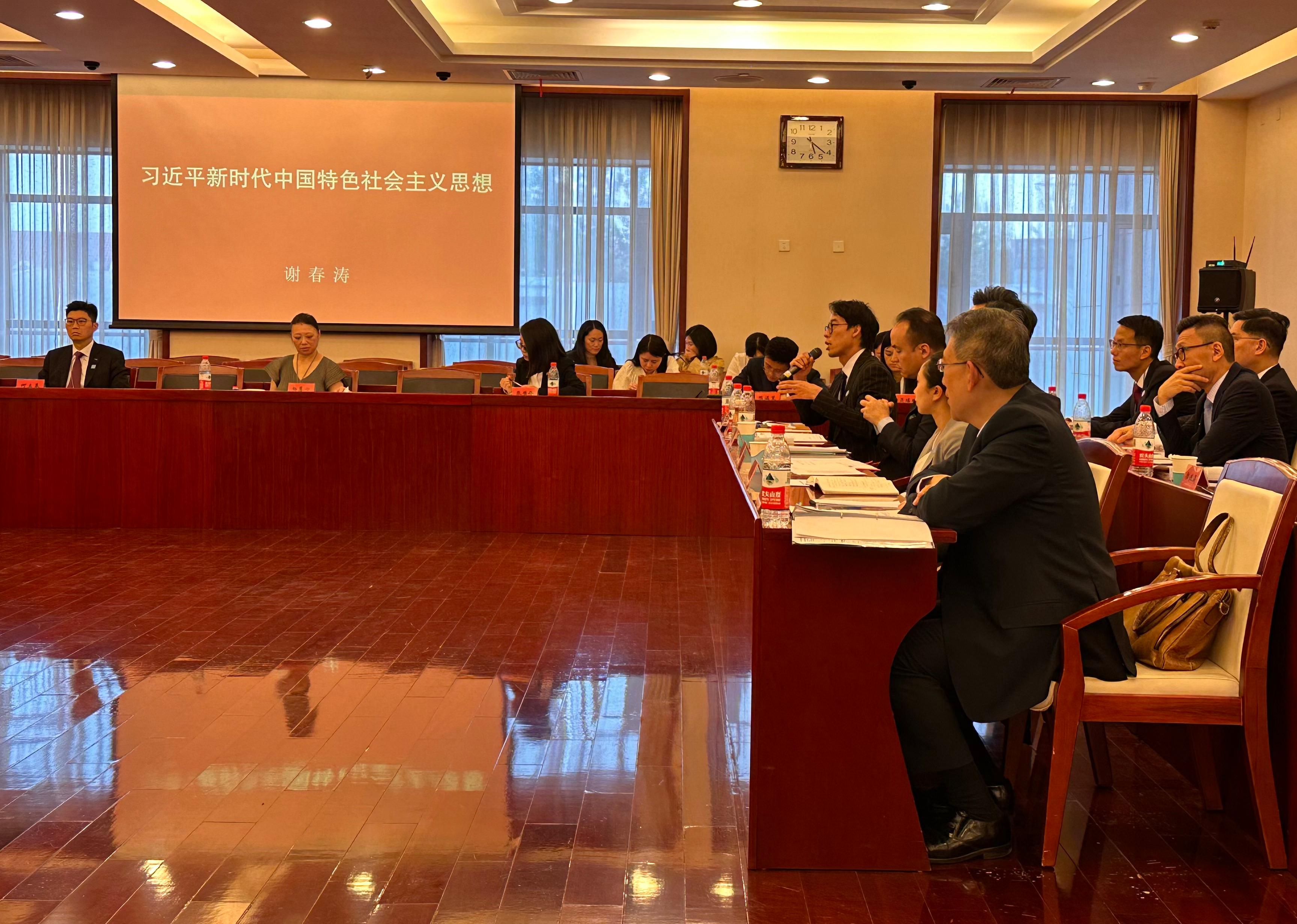 The Executive Vice President of the National Academy of Governance, Mr Xie Chuntao today (April 17) gave lecture on the Xi Jinping Thought on Socialism with Chinese Characteristics for a New Era to the delegation of the District Officers of the Hong Kong Special Administrative Region Government for a study programme on district governance.