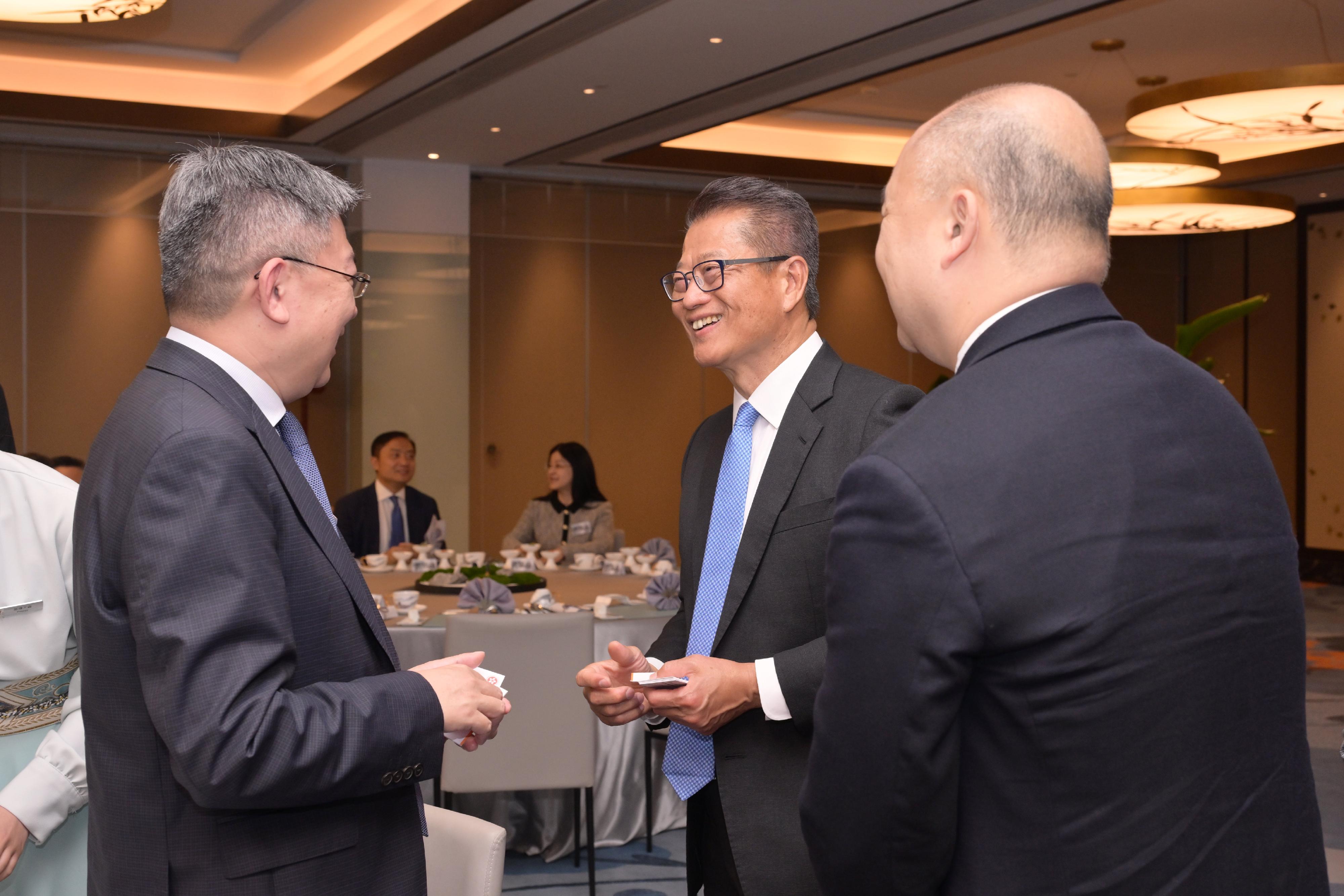 The Financial Secretary, Mr Paul Chan, began his visit to Hangzhou today (April 17). Photo shows Mr Chan (centre) at a lunch meeting with Hong Kong people and representatives of Hong Kong enterprises in Zhejiang to learn about their business operations and daily lives.