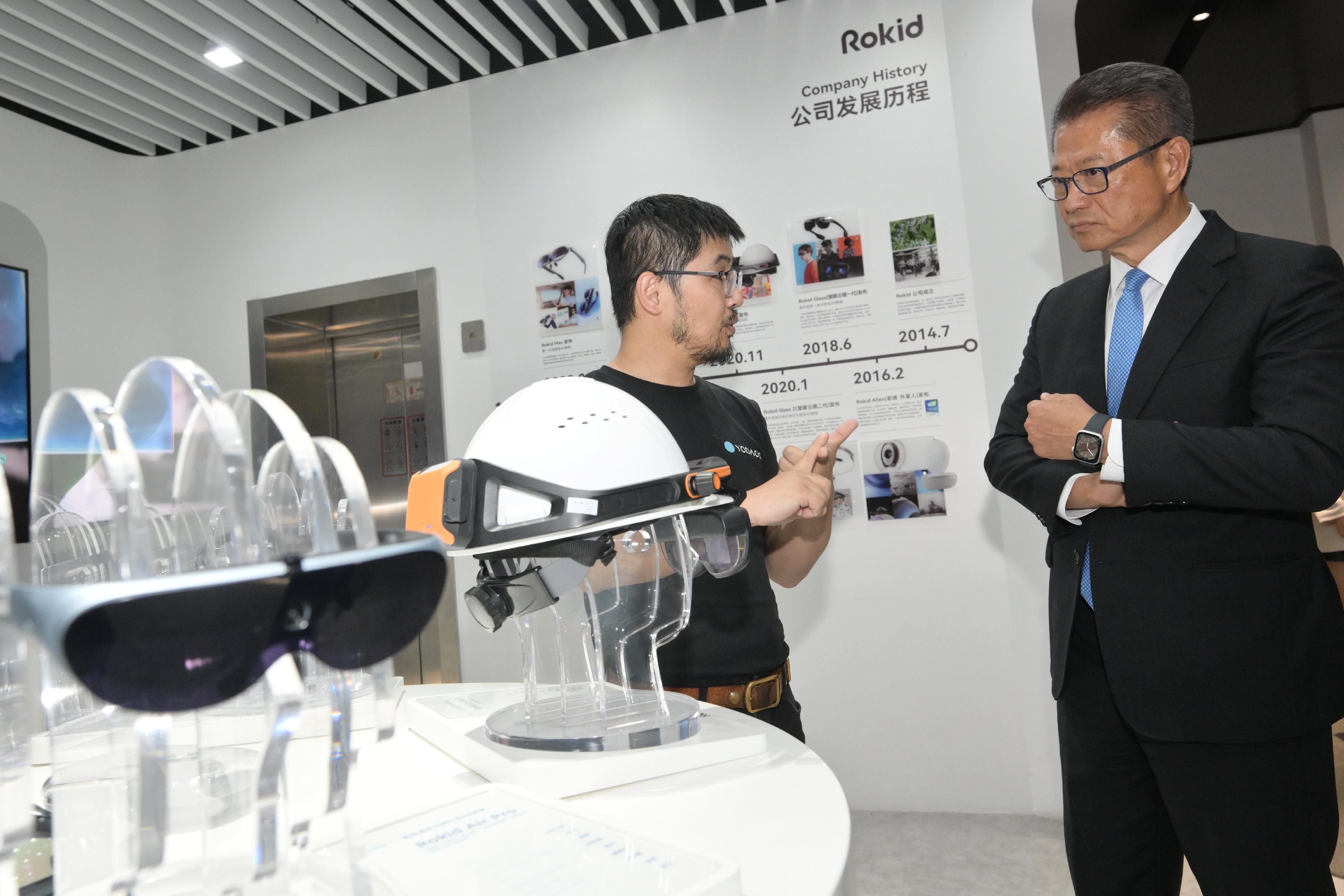 The Financial Secretary, Mr Paul Chan, began his visit to Hangzhou today (April 17). Photo shows Mr Chan (right) visiting a local innovation and technology enterprise and talking with a representative to understand its latest technological research achievements and development plans.