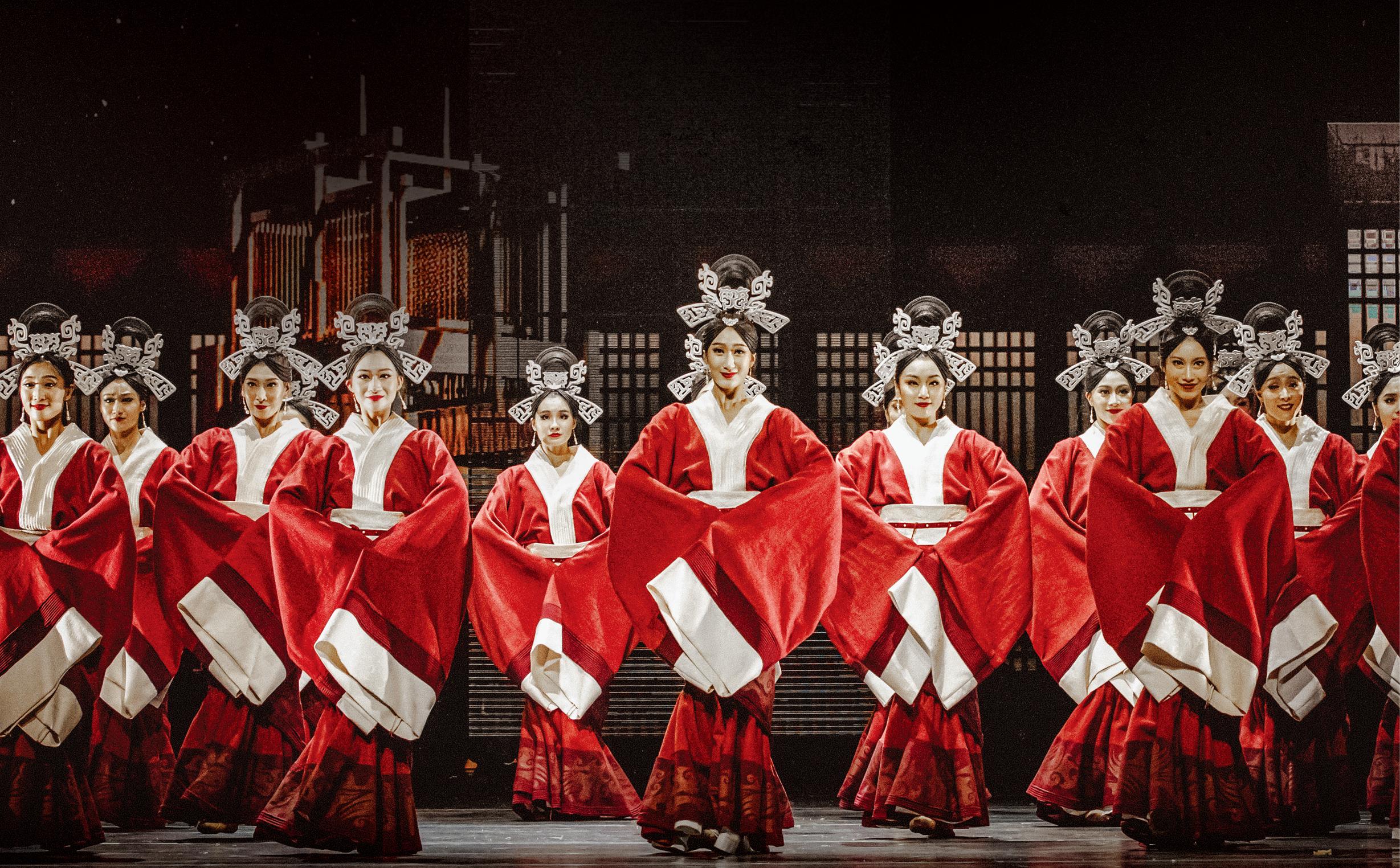 開幕節目——北京歌劇舞劇院演出舞劇《五星出東方》的劇照。