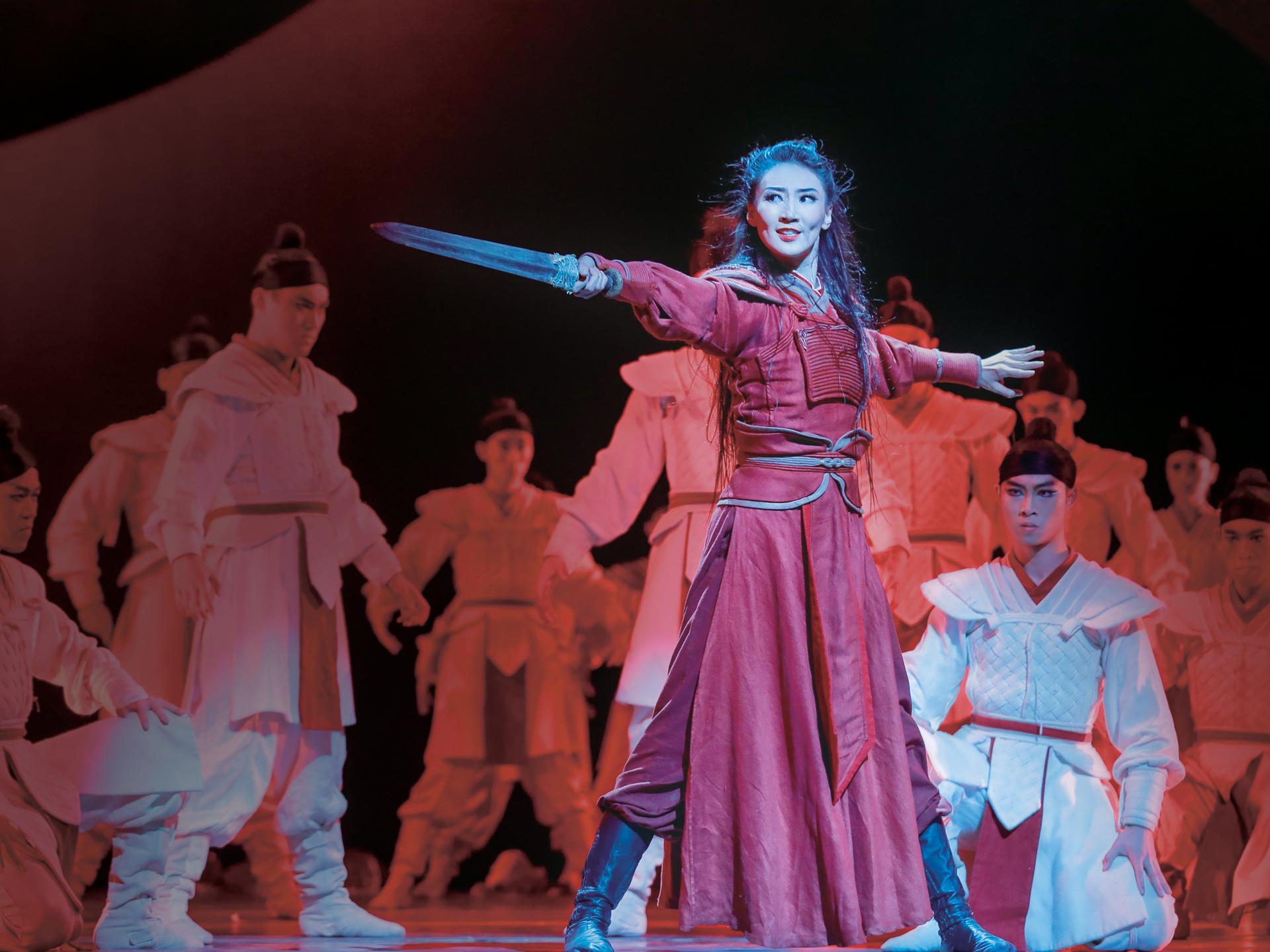 明月耀香江—寧波市演藝集團演出舞劇《花木蘭》的劇照。