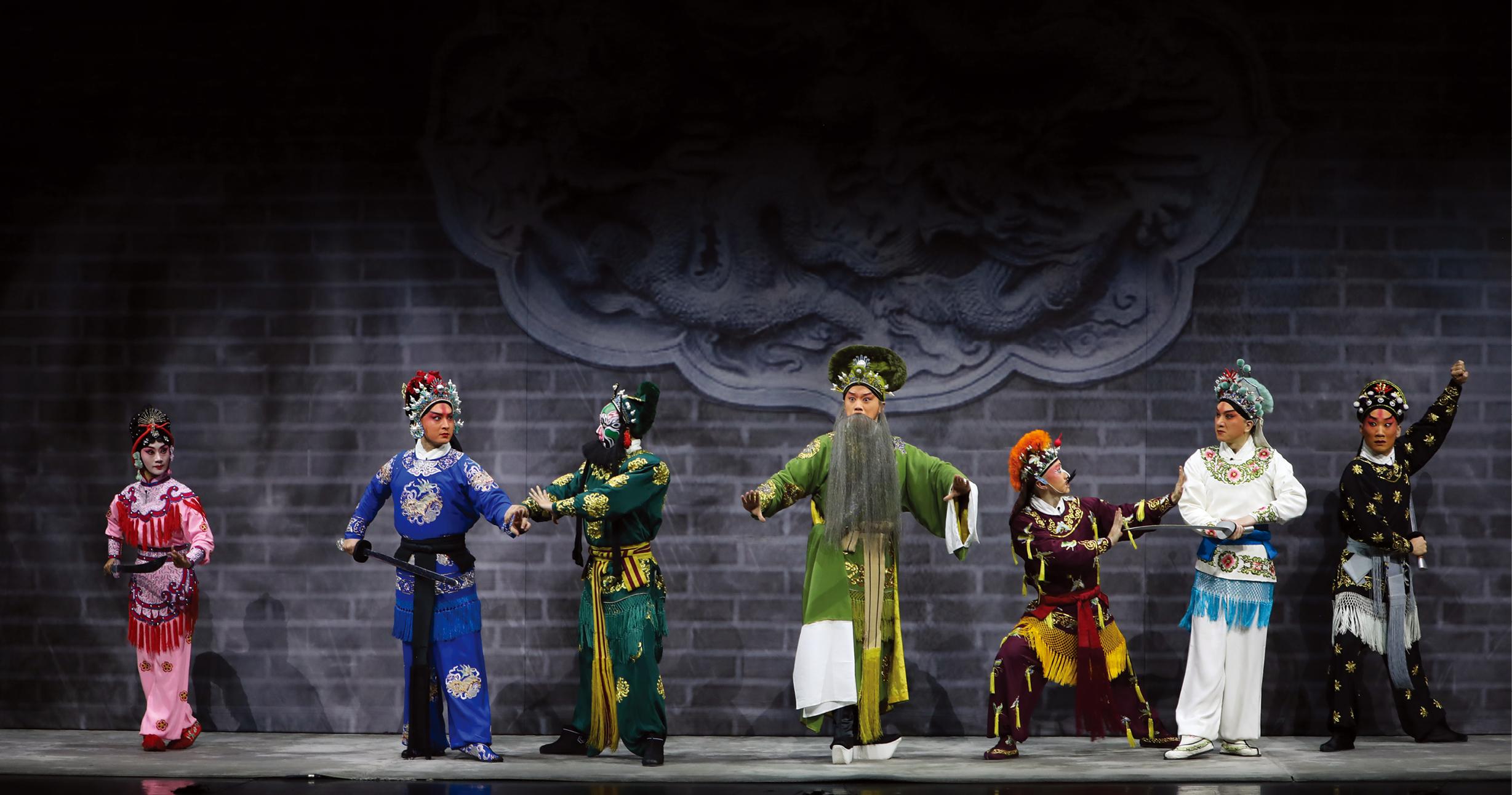 上海京劇院演出連台本戲《七俠五義》的劇照。