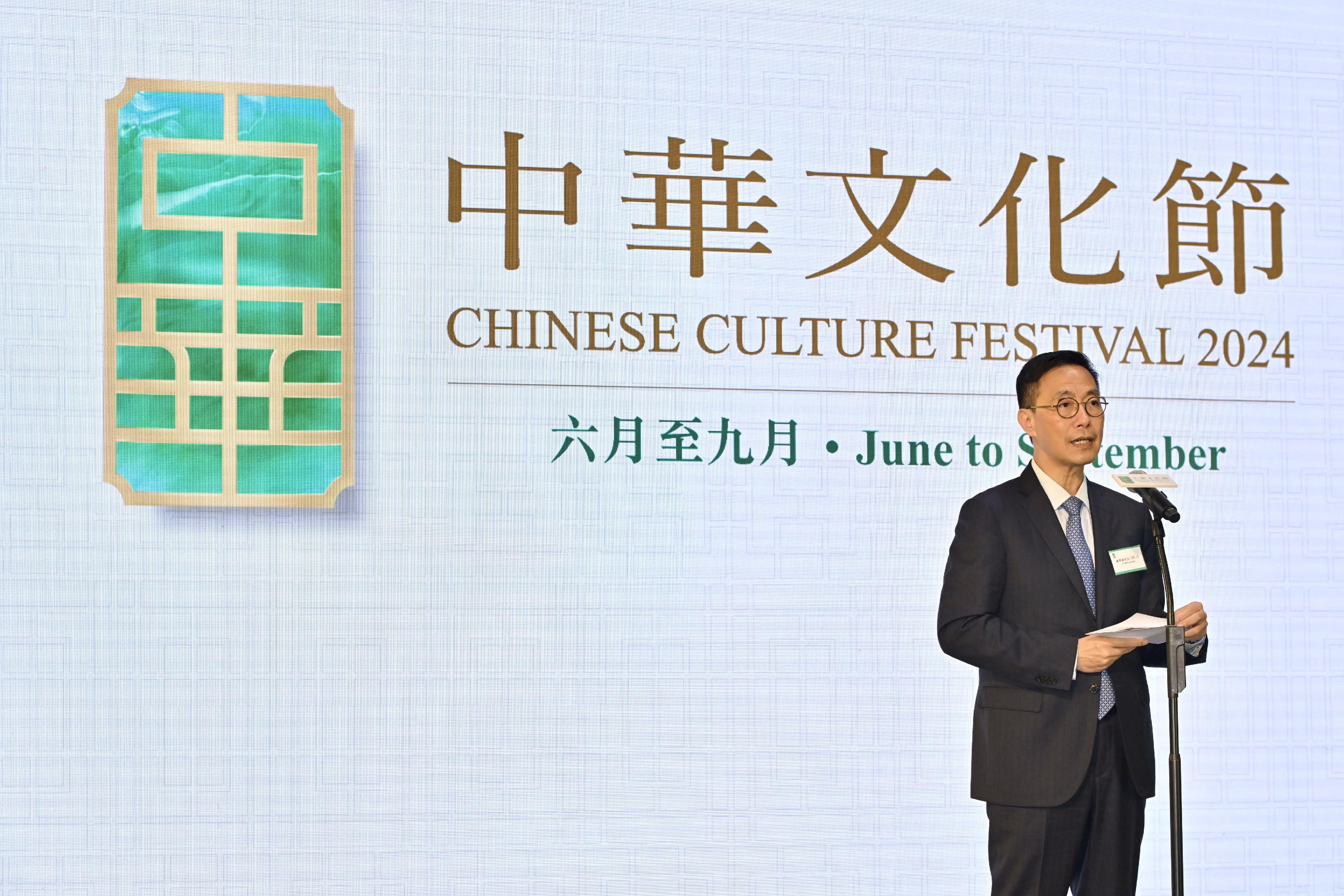 首届「中华文化节」节目巡礼今日（四月十八日）在香港文化中心举行。图示文化体育及旅游局局长杨润雄在活动致辞。