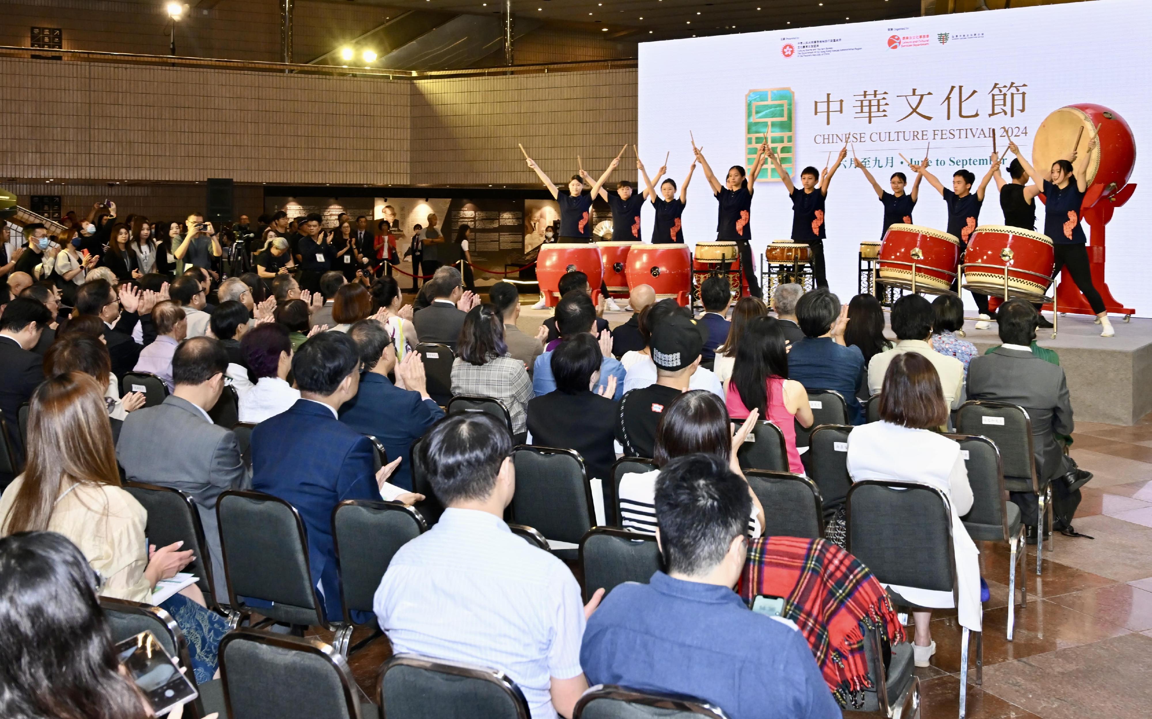 首届「中华文化节」节目巡礼今日（四月十八日）在香港文化中心举行。图示本地青少年鼓乐手于节目巡礼的鼓乐表演。