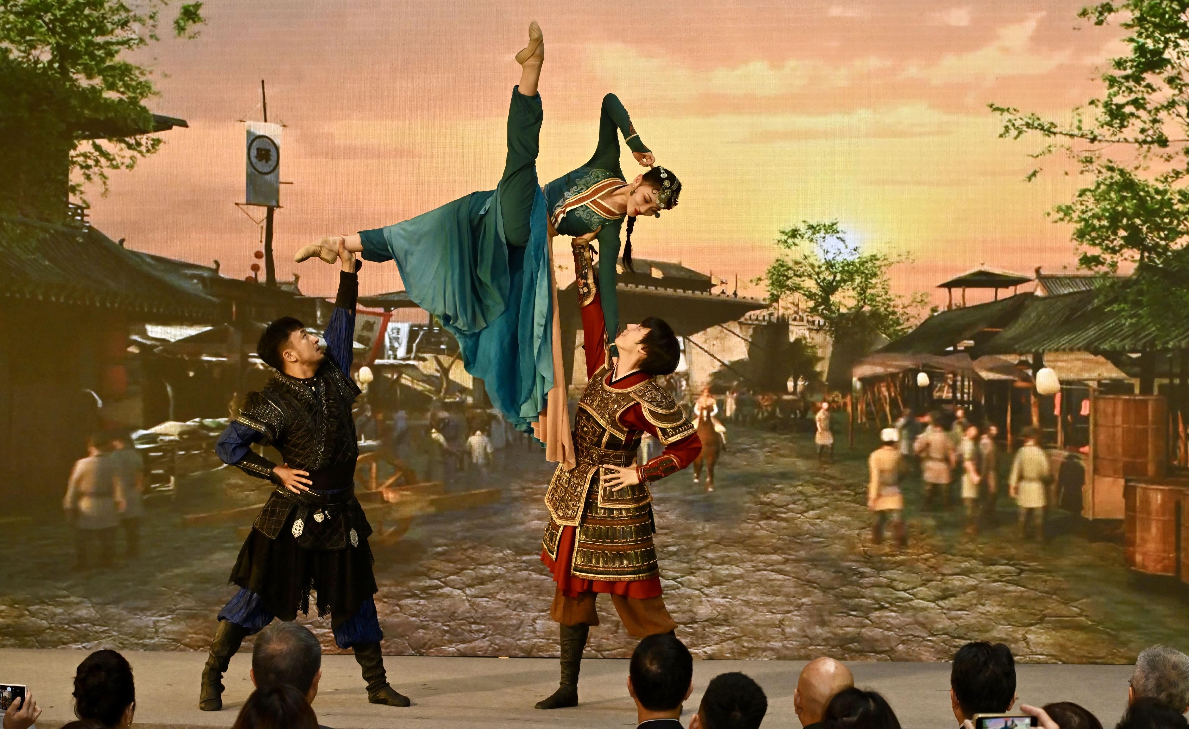 首届「中华文化节」节目巡礼今日（四月十八日）在香港文化中心举行。图示北京歌剧舞剧院演员于节目巡礼示范演出舞剧《五星出东方》选段。