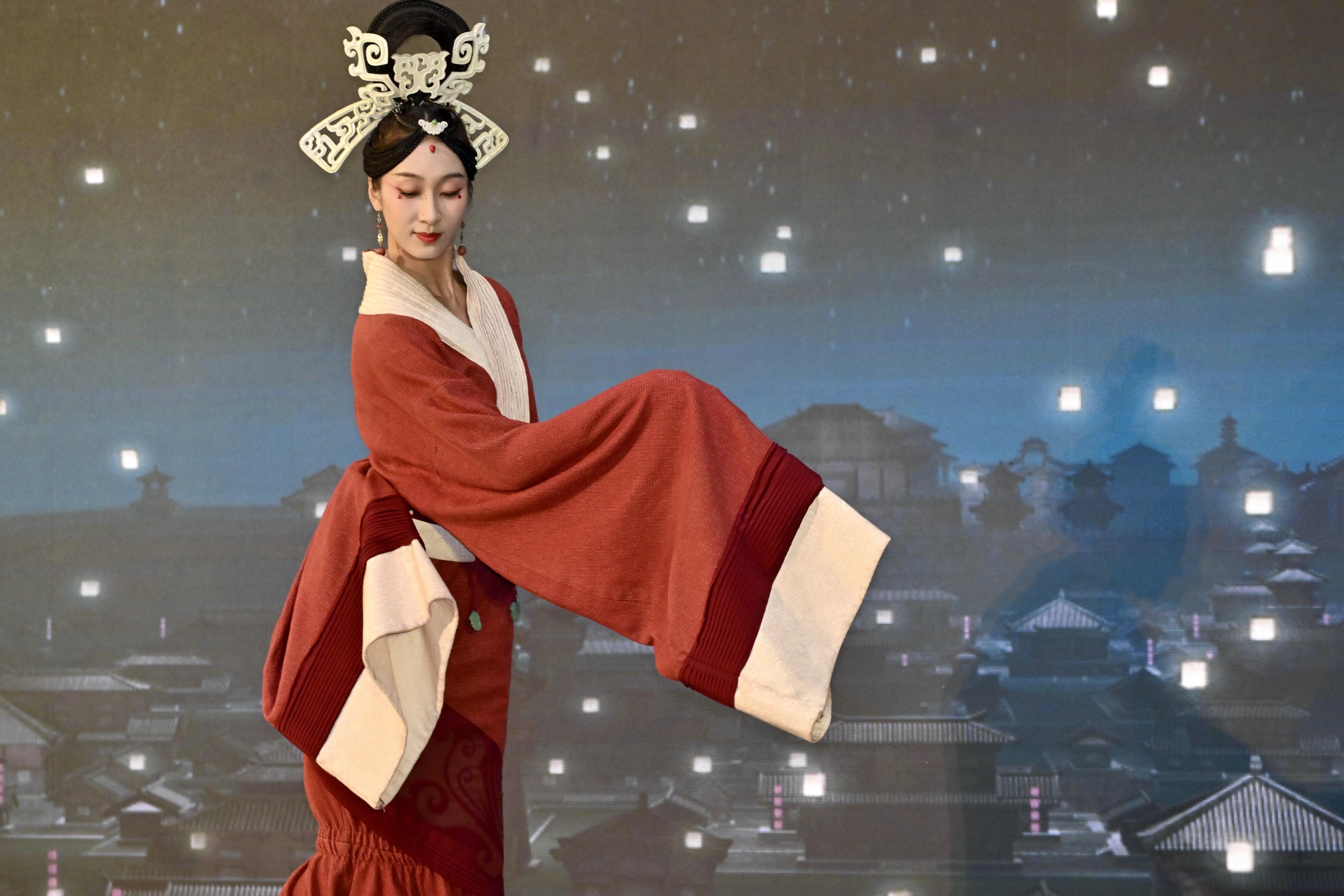 北京歌劇舞劇院演員於節目巡禮示範演出舞劇《五星出東方》選段。