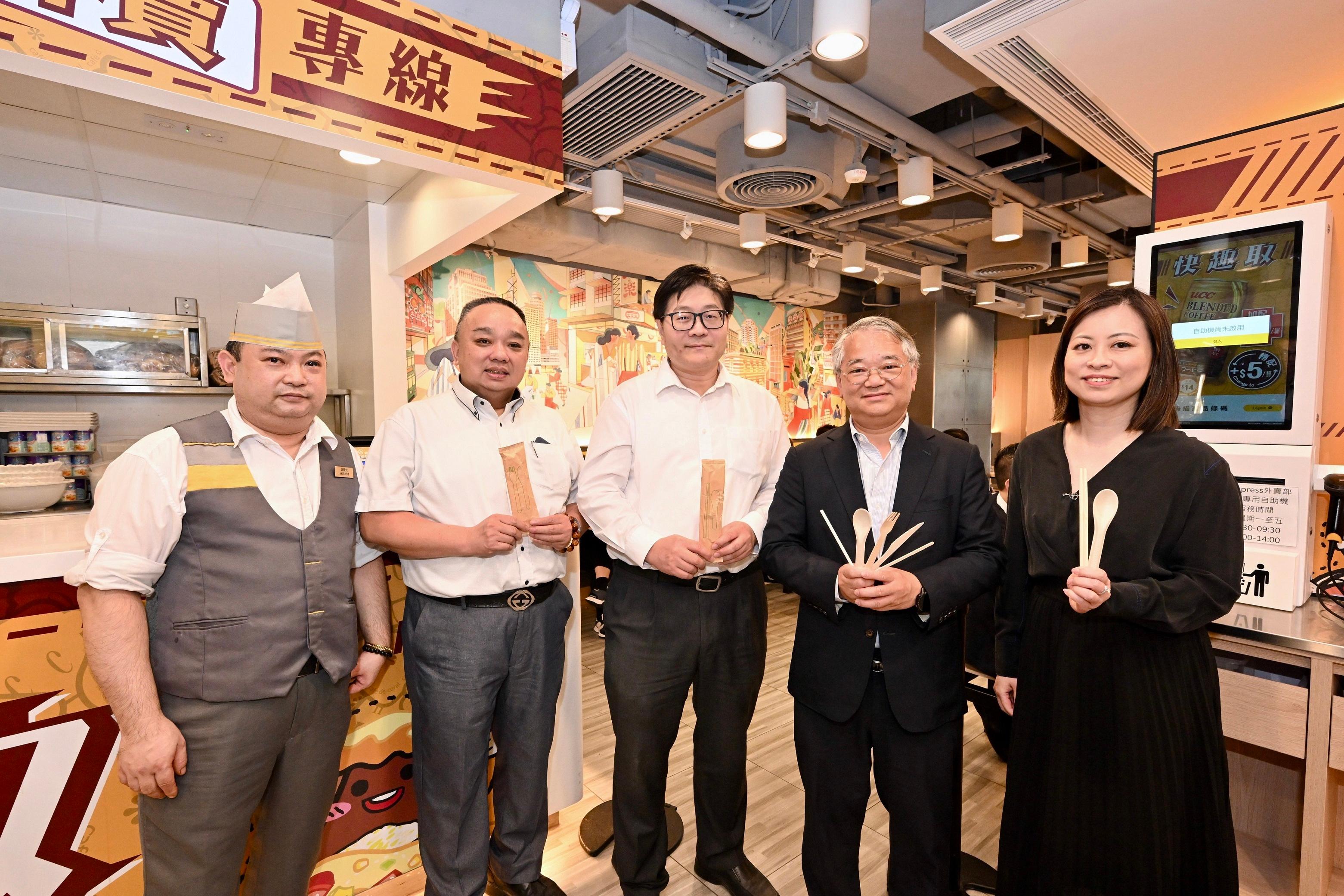 徐浩光博士（右二）及餐廳負責人和前線員工的合照。