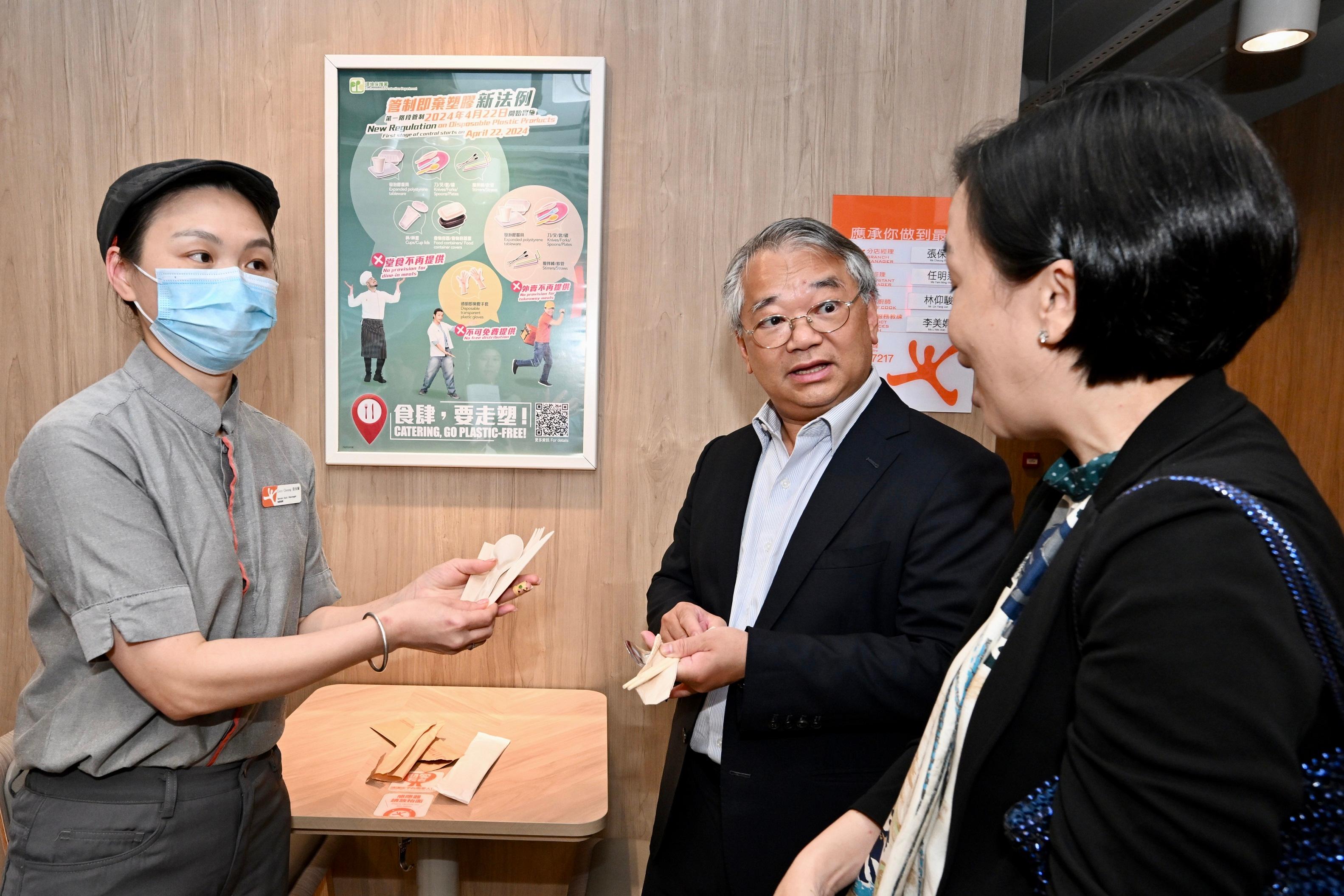 徐浩光博士（中）與餐廳負責人和前線員工傾談，了解餐廳提供的替代品餐具。