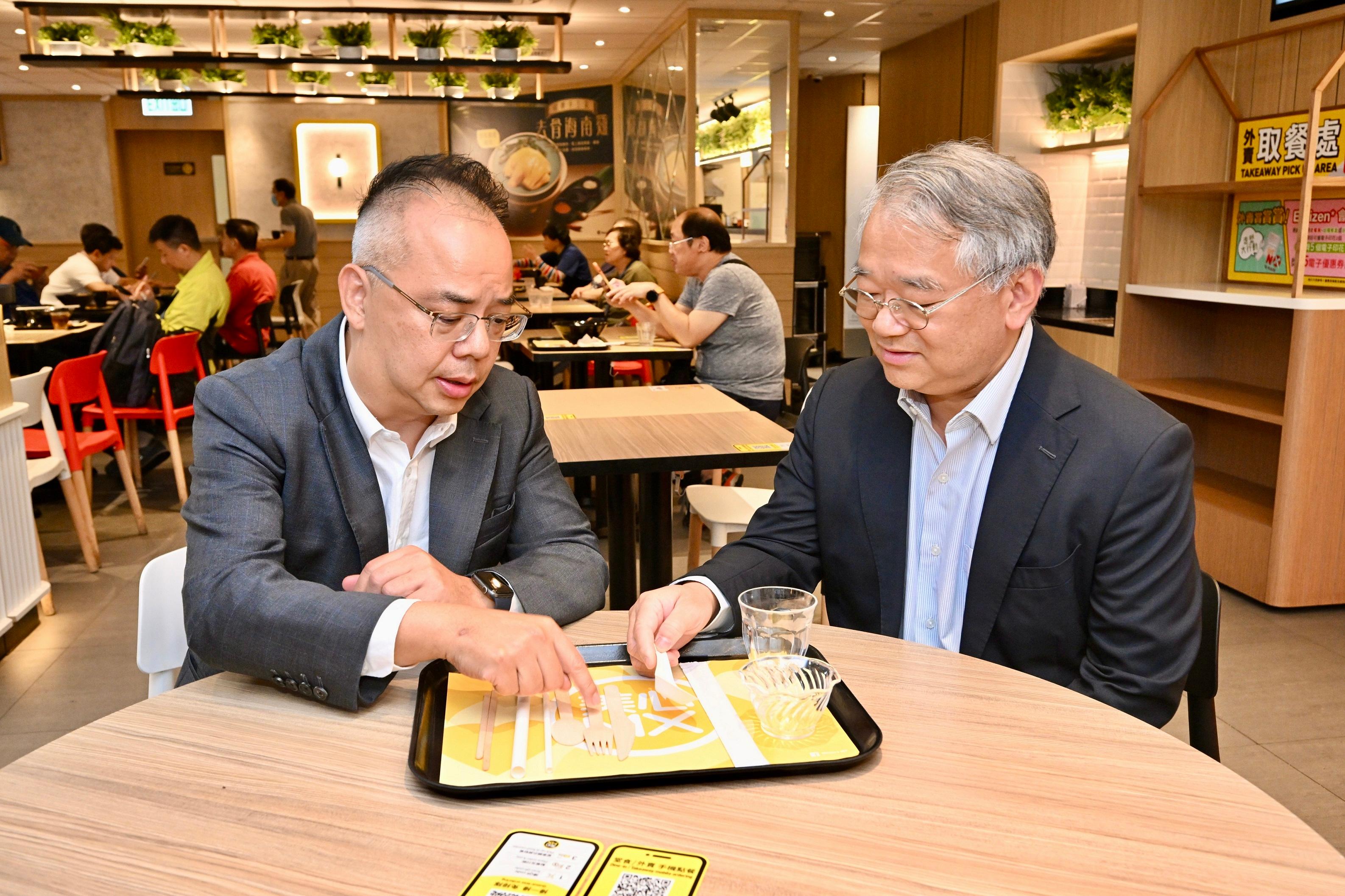The relevant legislation for the regulation of disposable plastic tableware and other plastic products will come into effect on April 22 (Monday, Earth Day). The Director of Environmental Protection, Dr Samuel Chui, today (April 18) visited branches of large chain restaurant groups in Hong Kong to understand the trade's preparations for the implementation of the new legislation. Photo shows Dr Chui (right) chatting with a person-in-charge of a restaurant to learn about the alternative tableware to be provided by the restaurant.