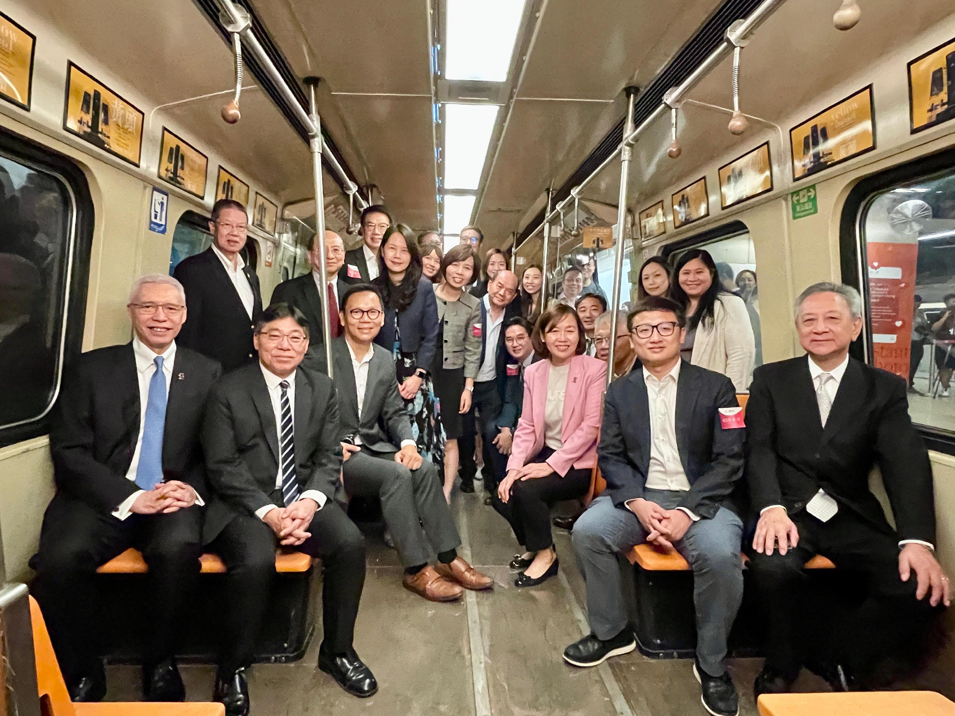 林世雄（第一排左二）與香港鐵路有限公司主席歐陽伯權博士（第一排左一）、立法會議員陳恒鑌（第二排左二）、易志明（第一排右一）、張欣宇（第一排右二）等嘉賓在第一代電氣化火車內合照。