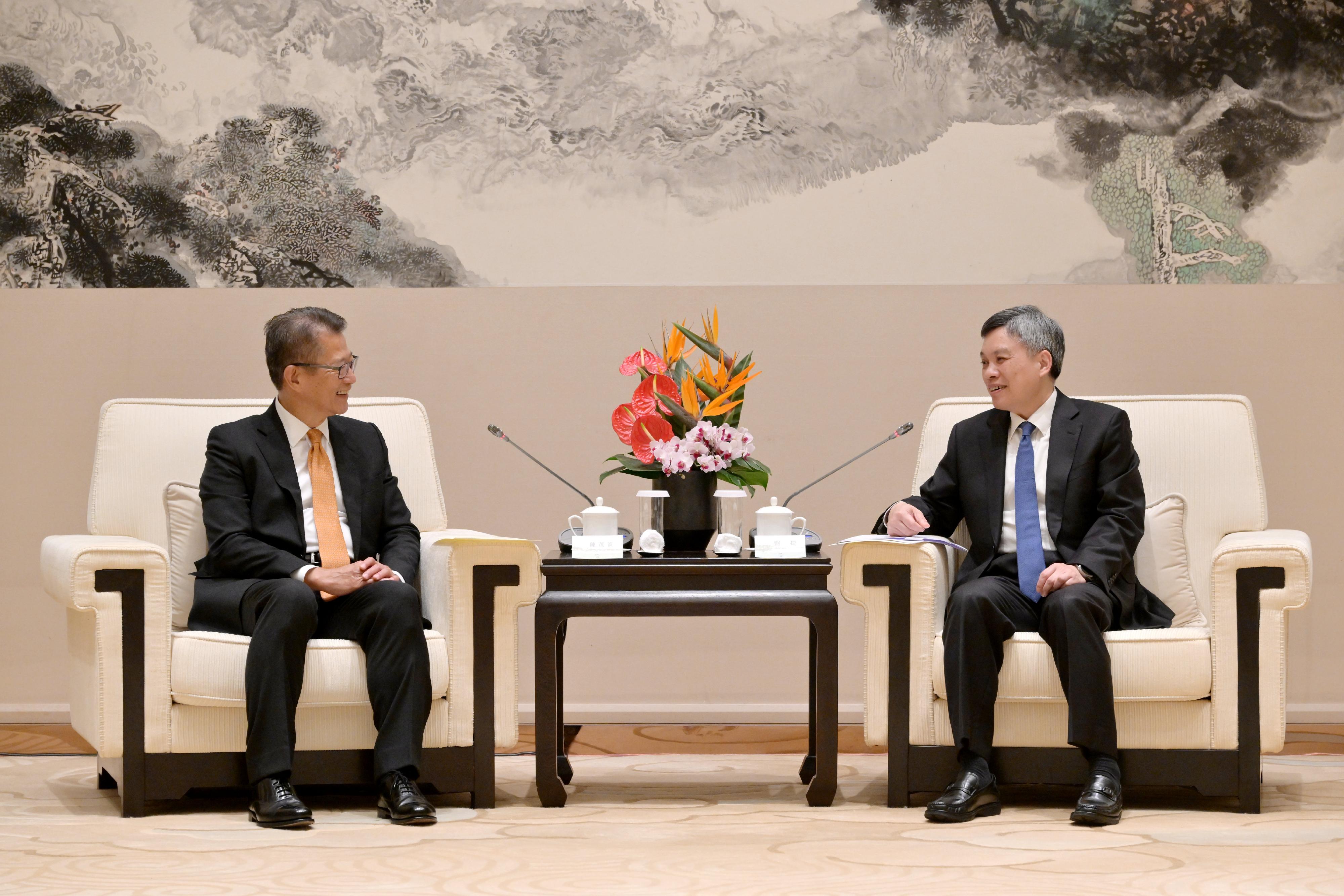 财政司司长陈茂波今日（四月十八日）早上继续访问杭州。图示陈茂波（左）与浙江省委副书记、杭州市委书记刘捷（右）会面。