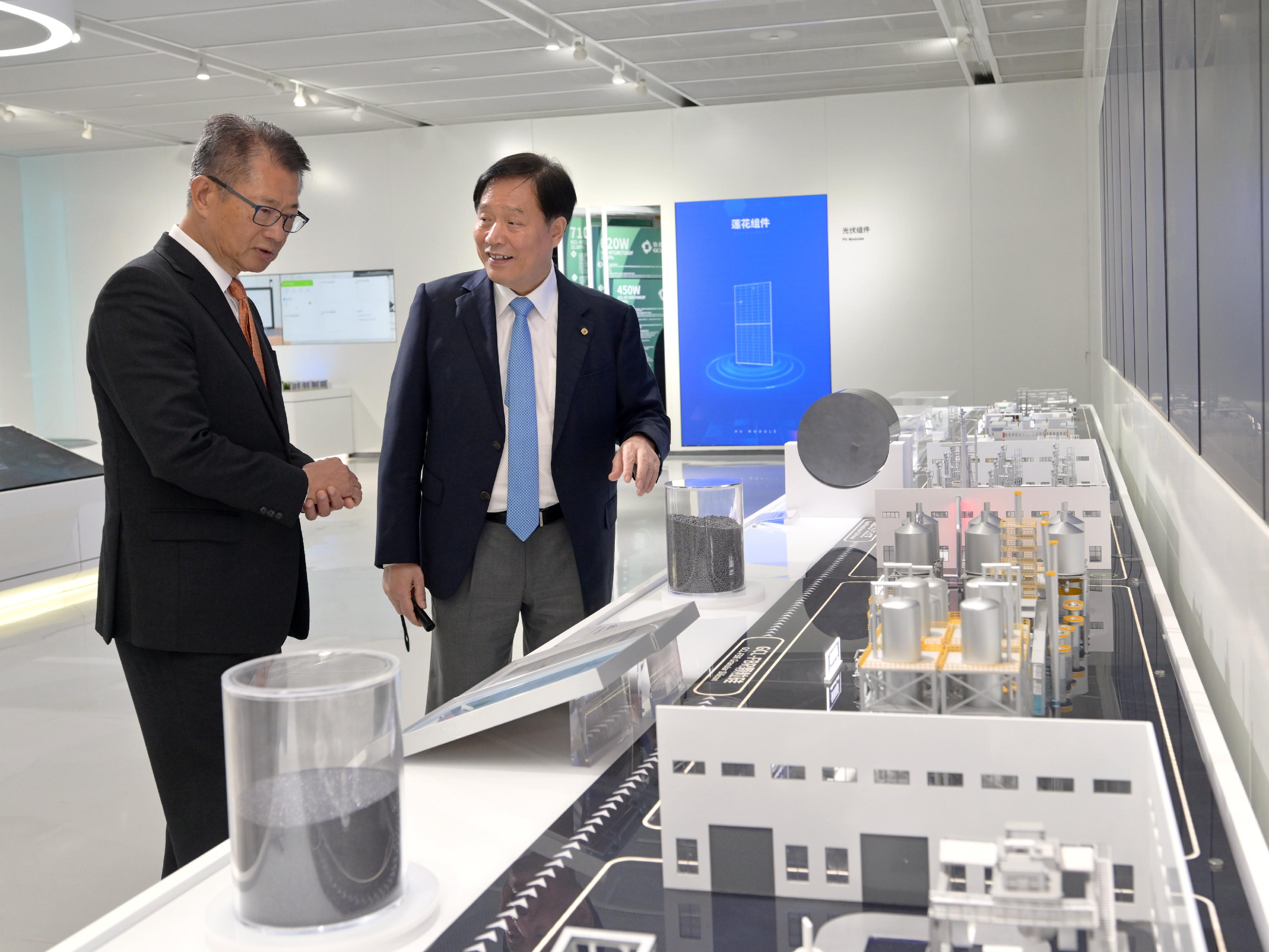 陳茂波（左一）到訪一家主要從事太陽能光伏和綠色新能源的企業。