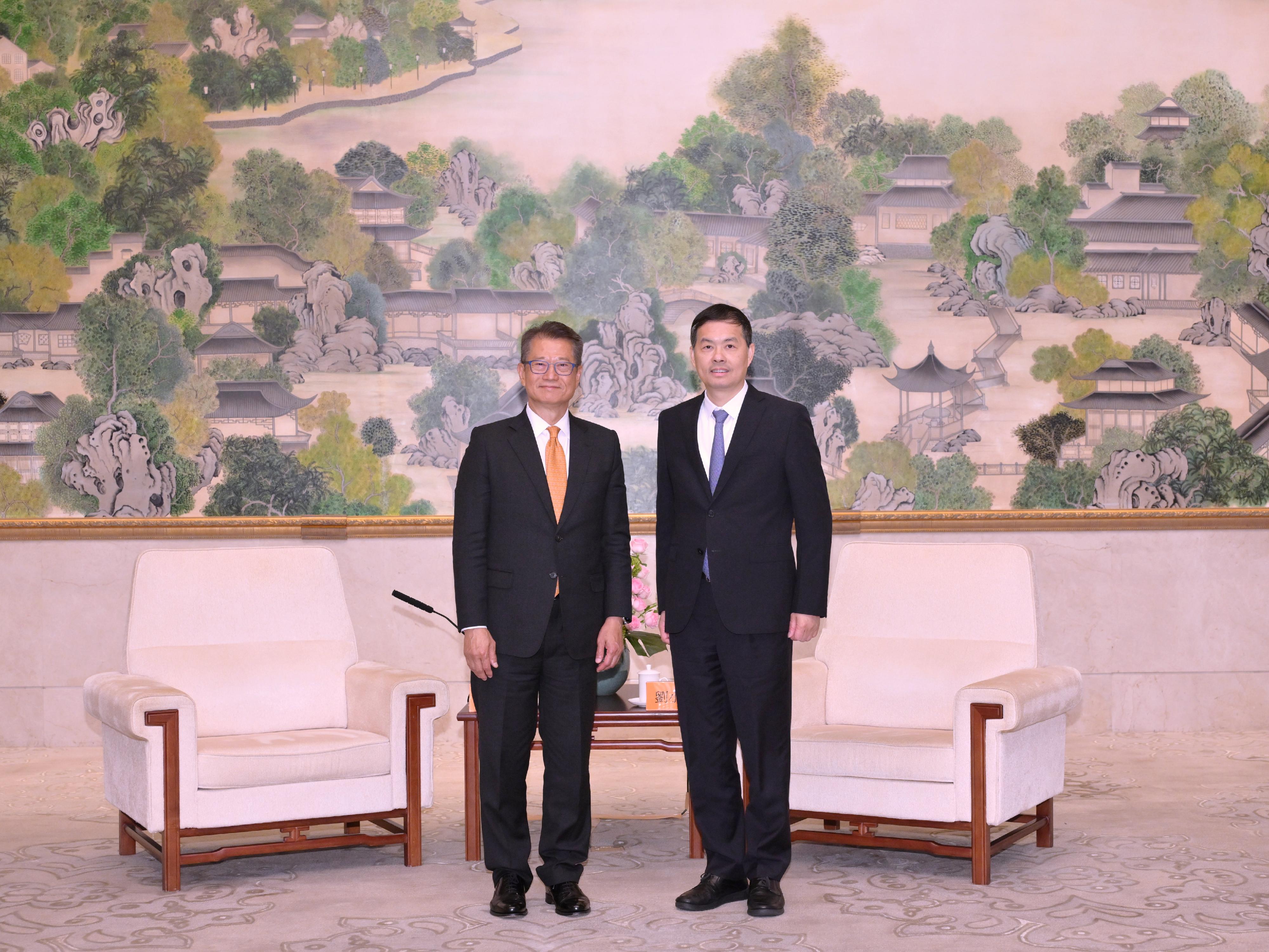 财政司司长陈茂波今日（四月十八日）早上访问杭州后，下午转到苏州访问。图示陈茂波（左）与苏州市委书记刘小涛（右）会面。

