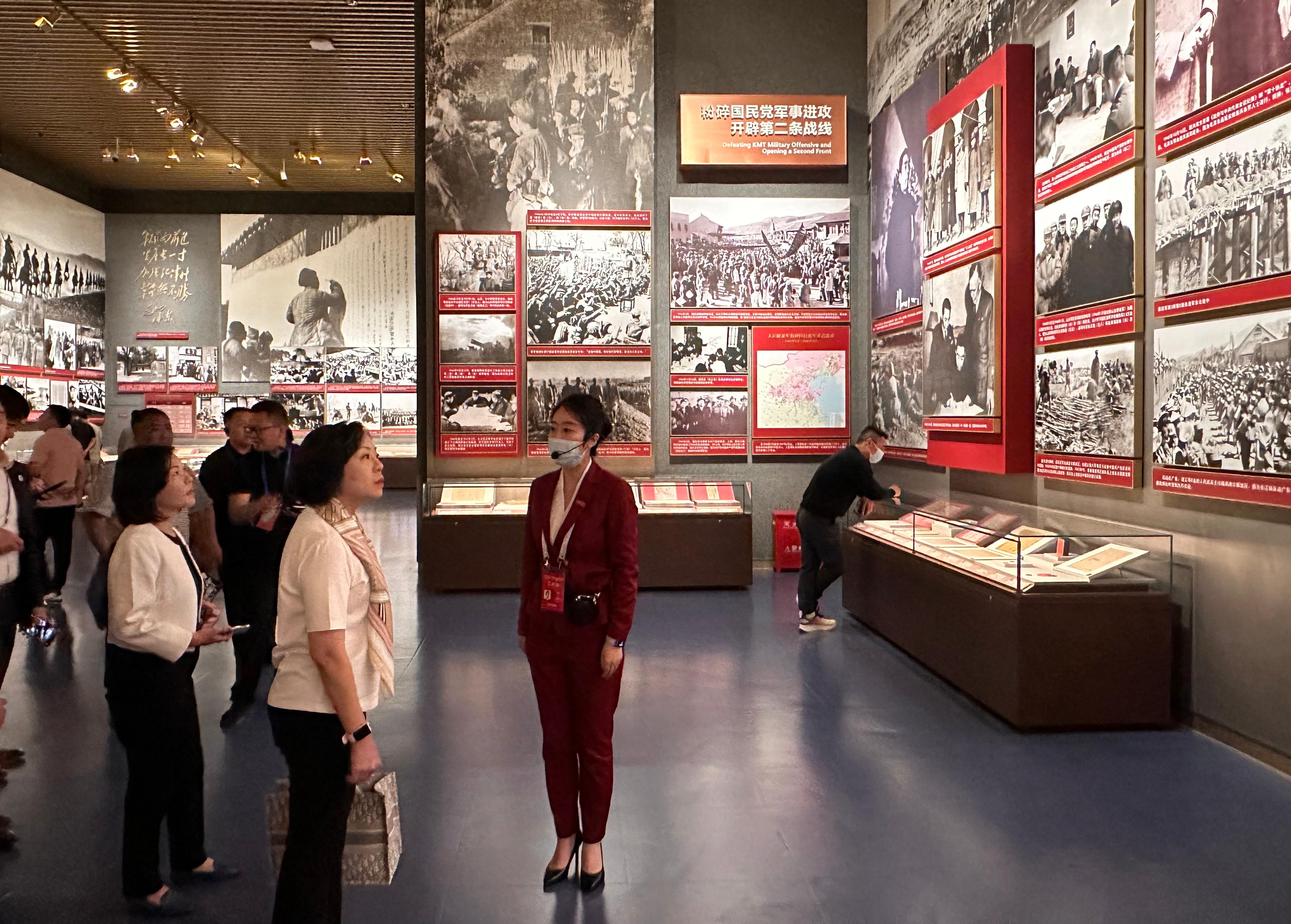 麥美娟（中）和地區治理研修班學員參觀中國共產黨歷史展覽館，深入了解中國共產黨的百年歷史。