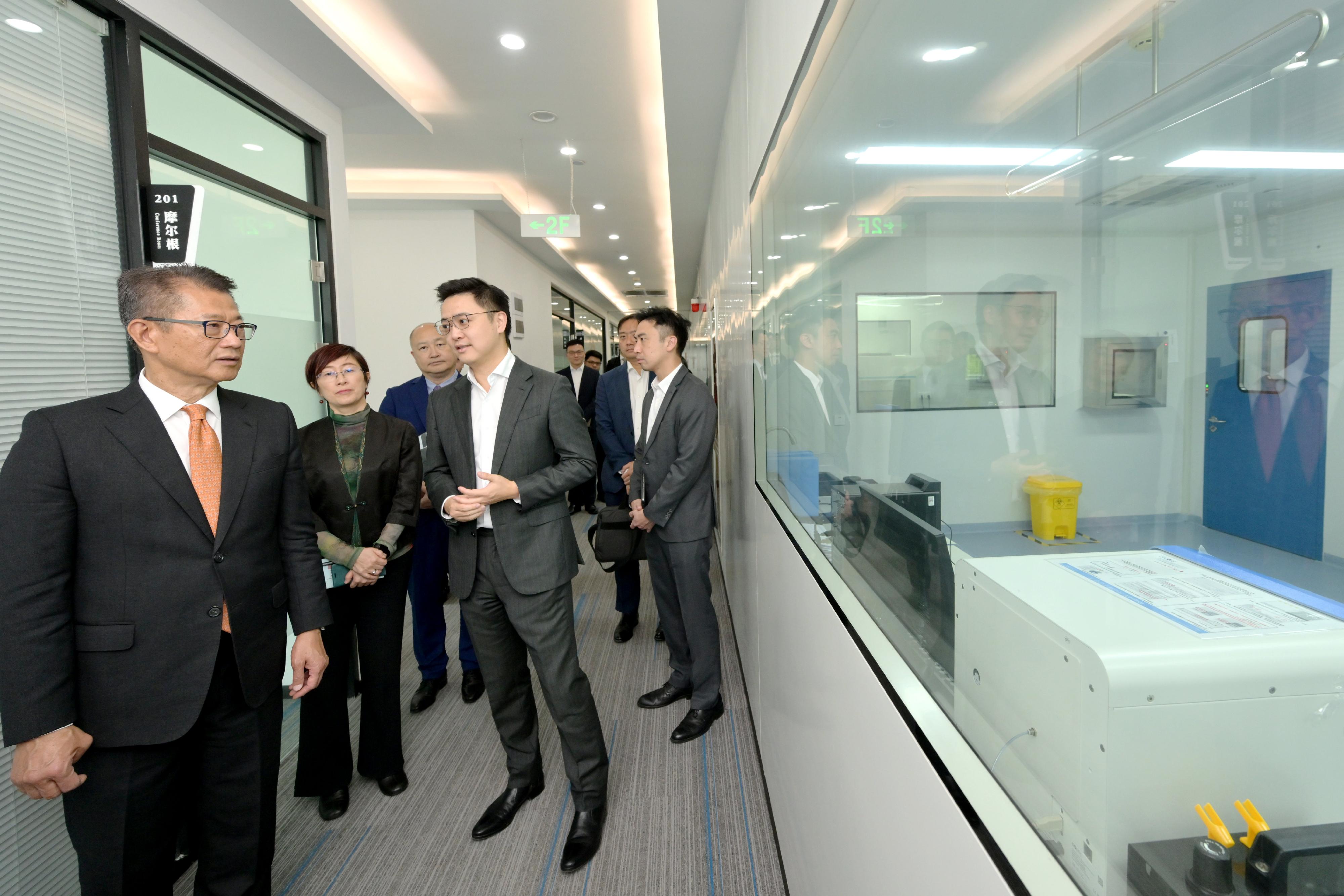 The Financial Secretary, Mr Paul Chan, continued his visit to Hangzhou this morning (April 18). Photo shows Mr Chan (first left) visiting an innovation and technology enterprise engaging in biomedical technology.