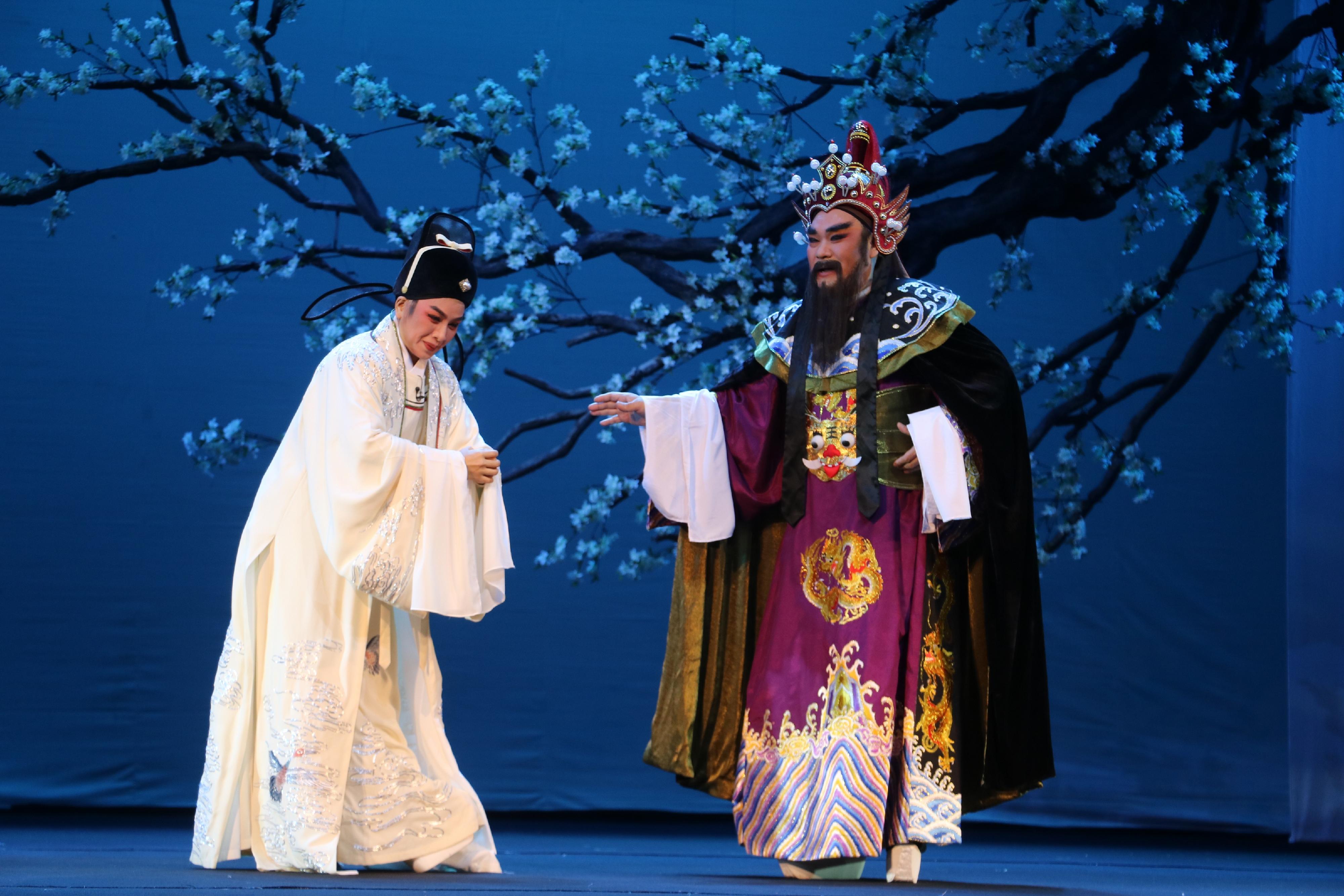 The Leisure and Cultural Services Department will present eight quality programmes at this year's Chinese Opera Festival from June to August. Photo shows a scene from the Chiuchow opera performance "Poet Li Shangyin".