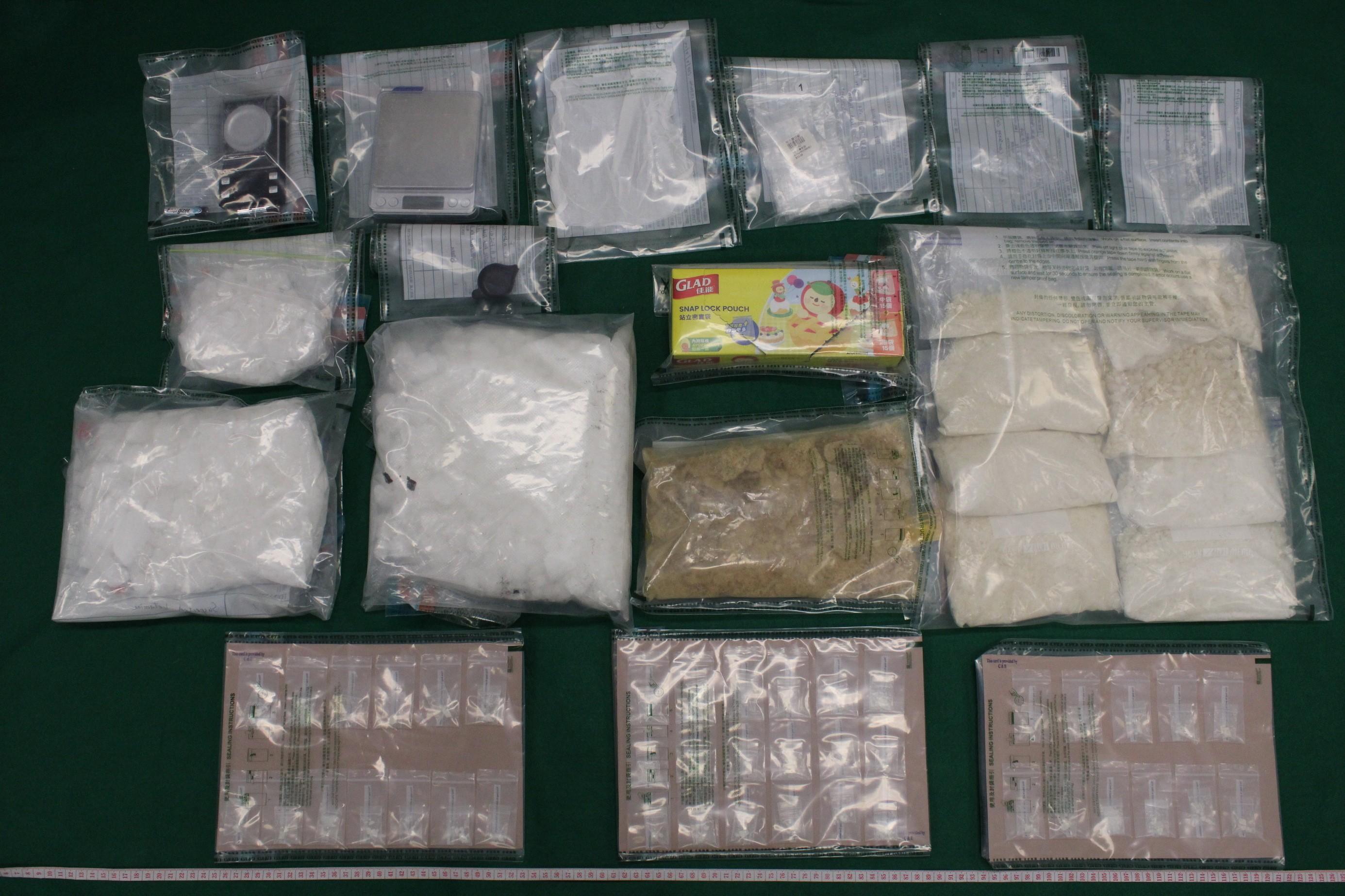 香港海關四月十七日在長沙灣檢獲一批市值約三百萬元的懷疑毒品，包括約五點五公斤懷疑氯胺酮、約十四克懷疑霹靂可卡因和一批毒品包裝工具，並拘捕一名男子。圖示檢獲的懷疑毒品和毒品包裝工具。